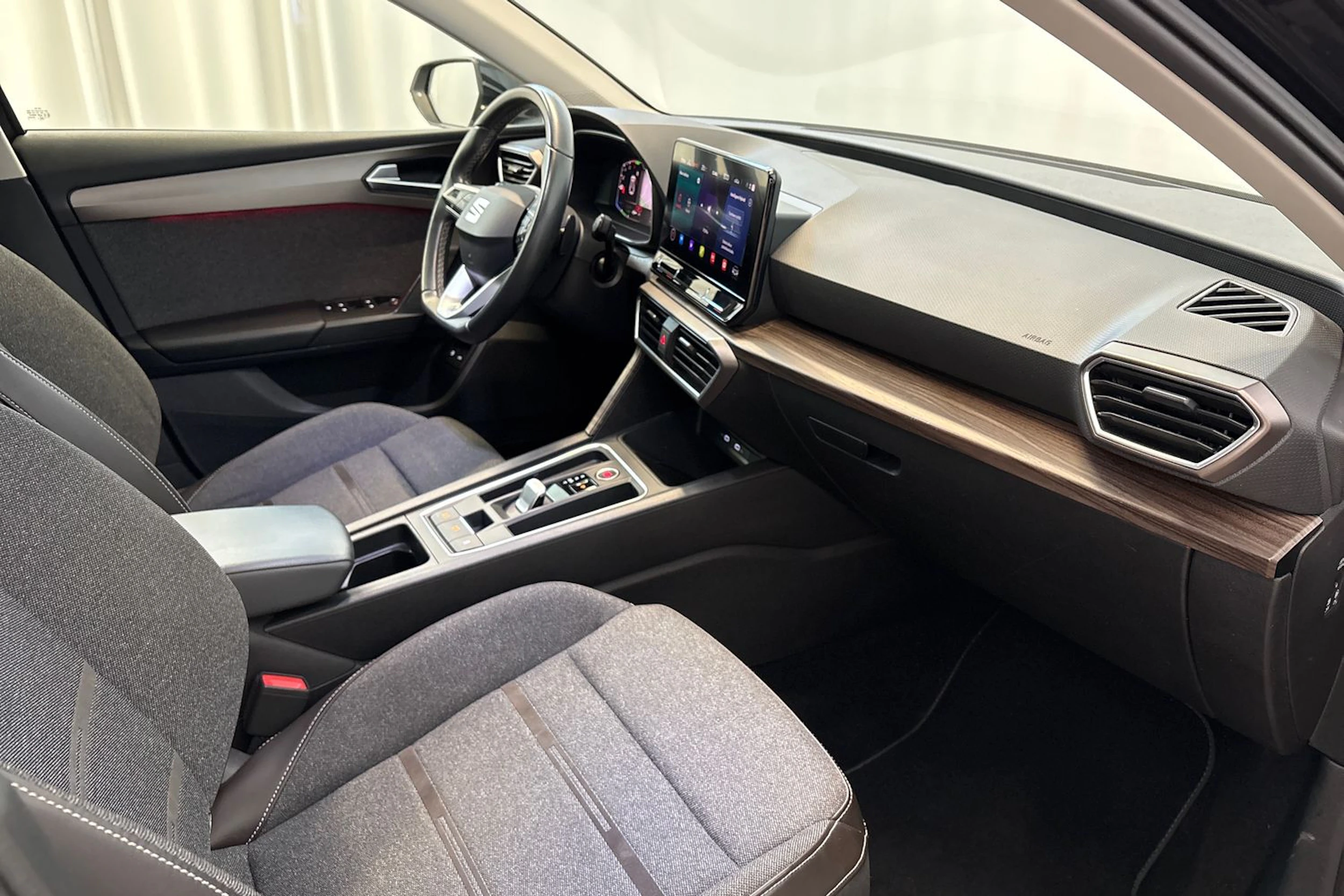musta SEAT Leon Sportstourer 2021 kuva 17.