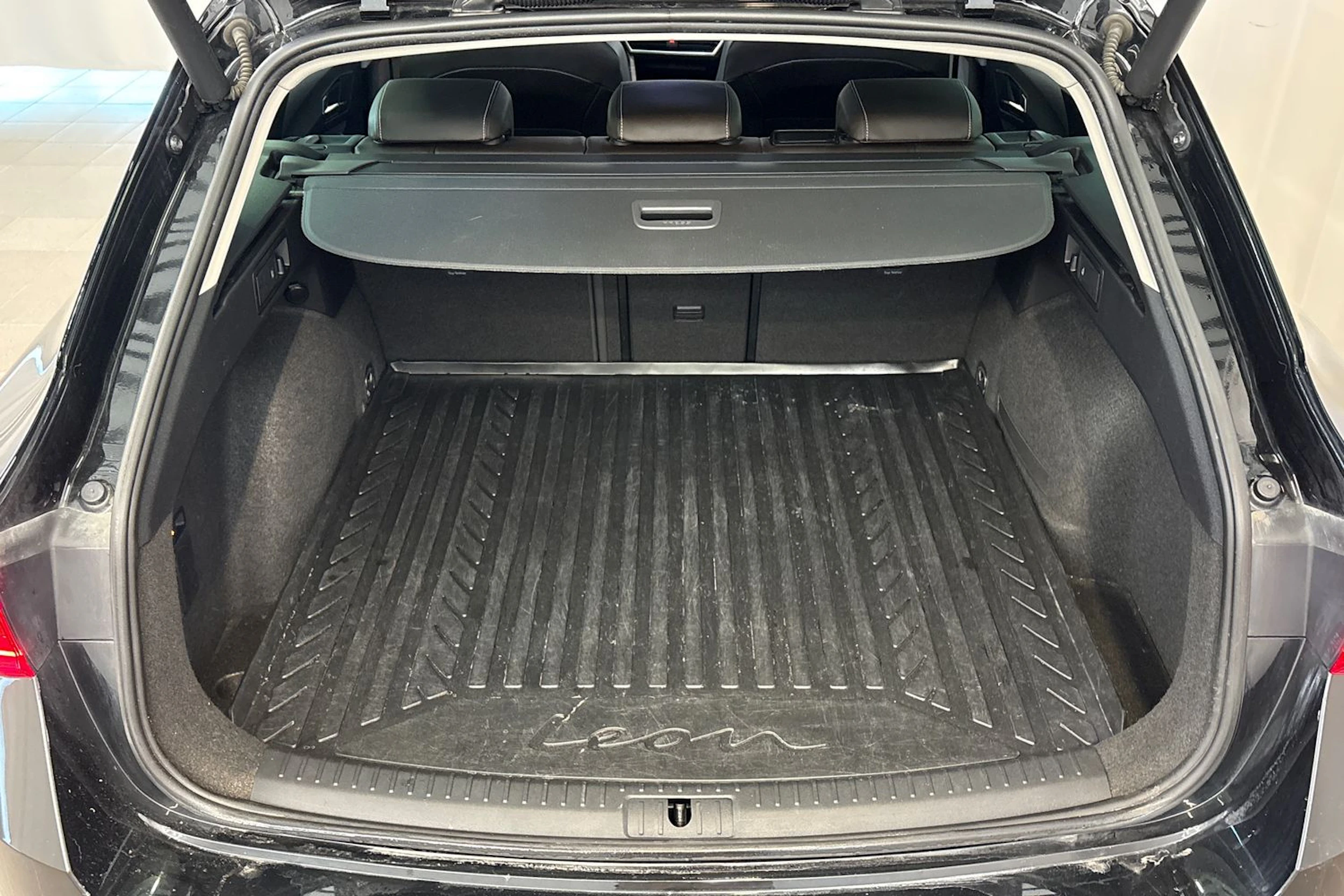 musta SEAT Leon Sportstourer 2021 kuva 18.