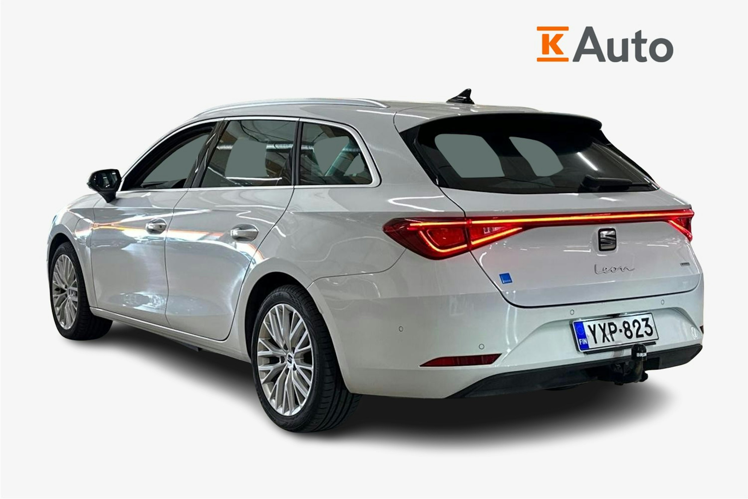 valkoinen SEAT Leon Sportstourer 2021 kuva 2.