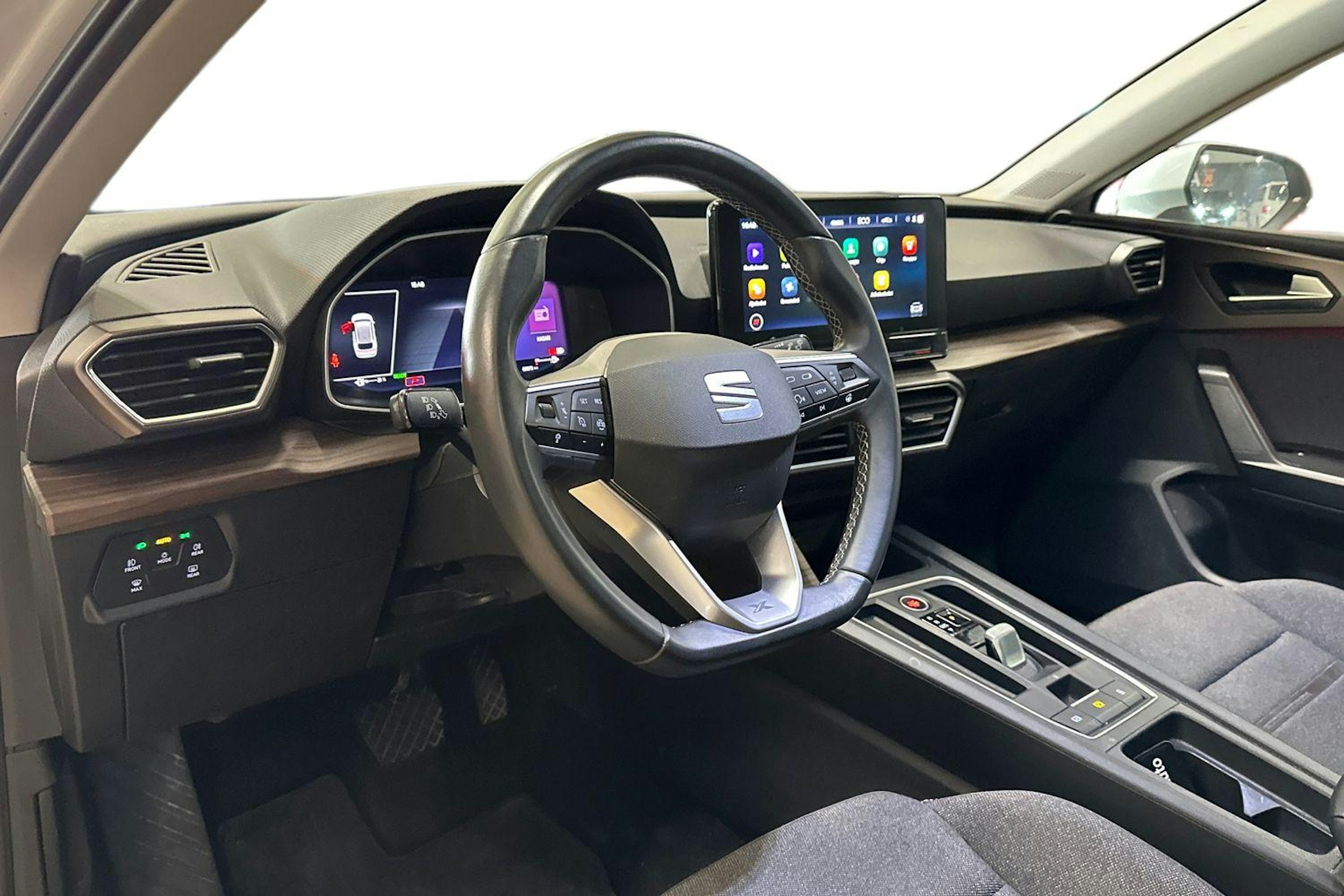 valkoinen SEAT Leon Sportstourer 2021 kuva 3.