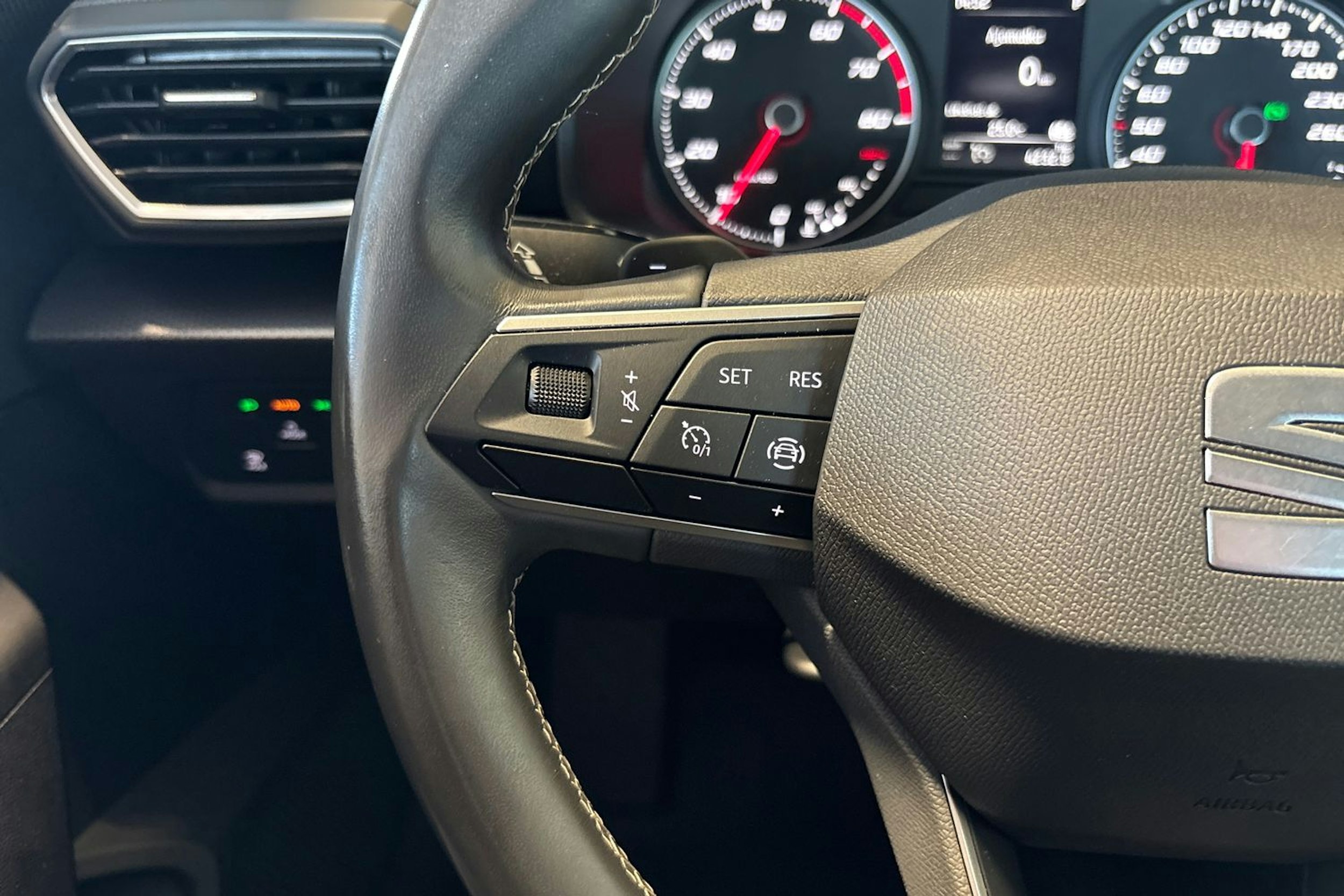 Valkoinen SEAT LEON SPORTSTOURER 2021 kuva 20.
