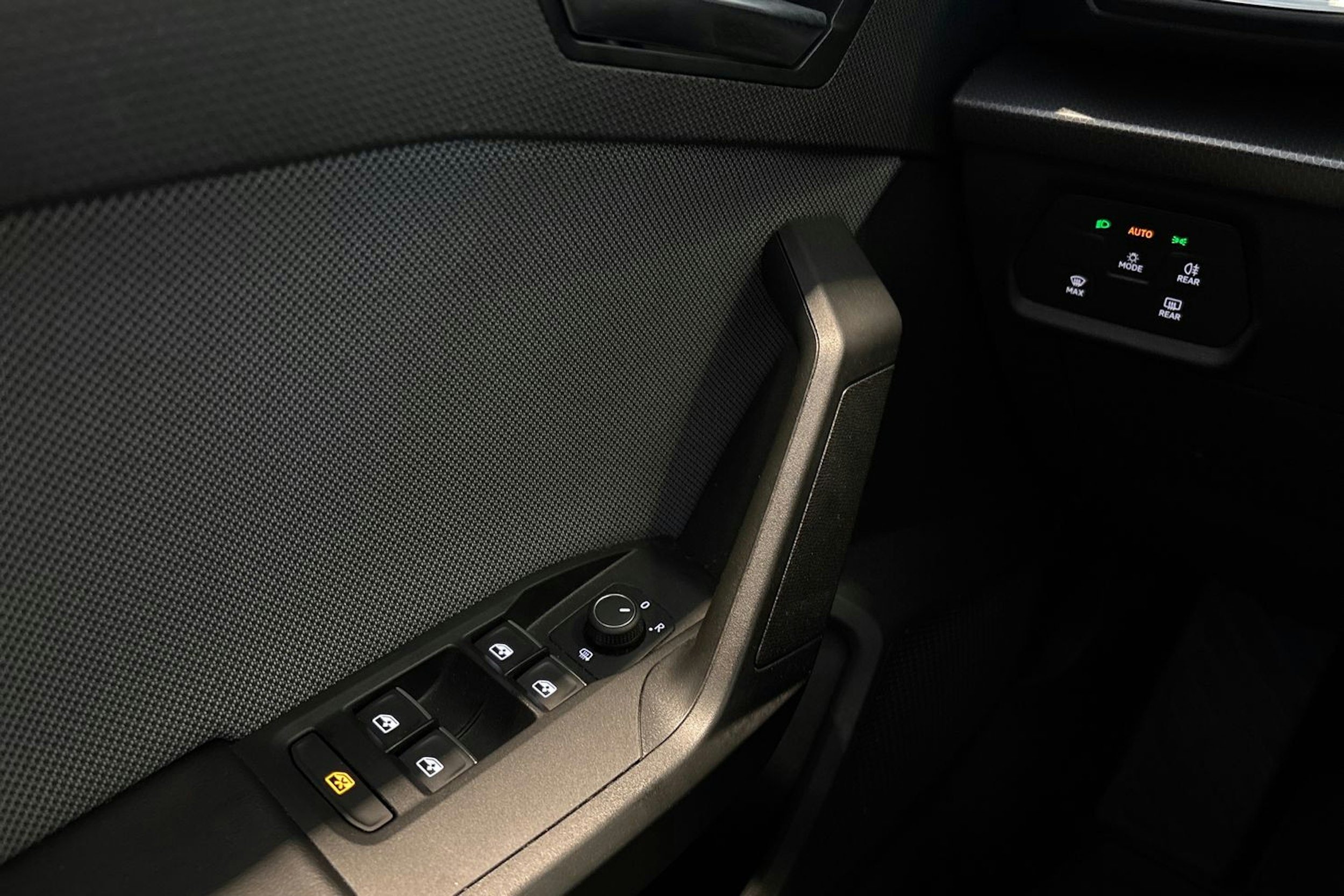 Valkoinen SEAT LEON SPORTSTOURER 2021 kuva 22.