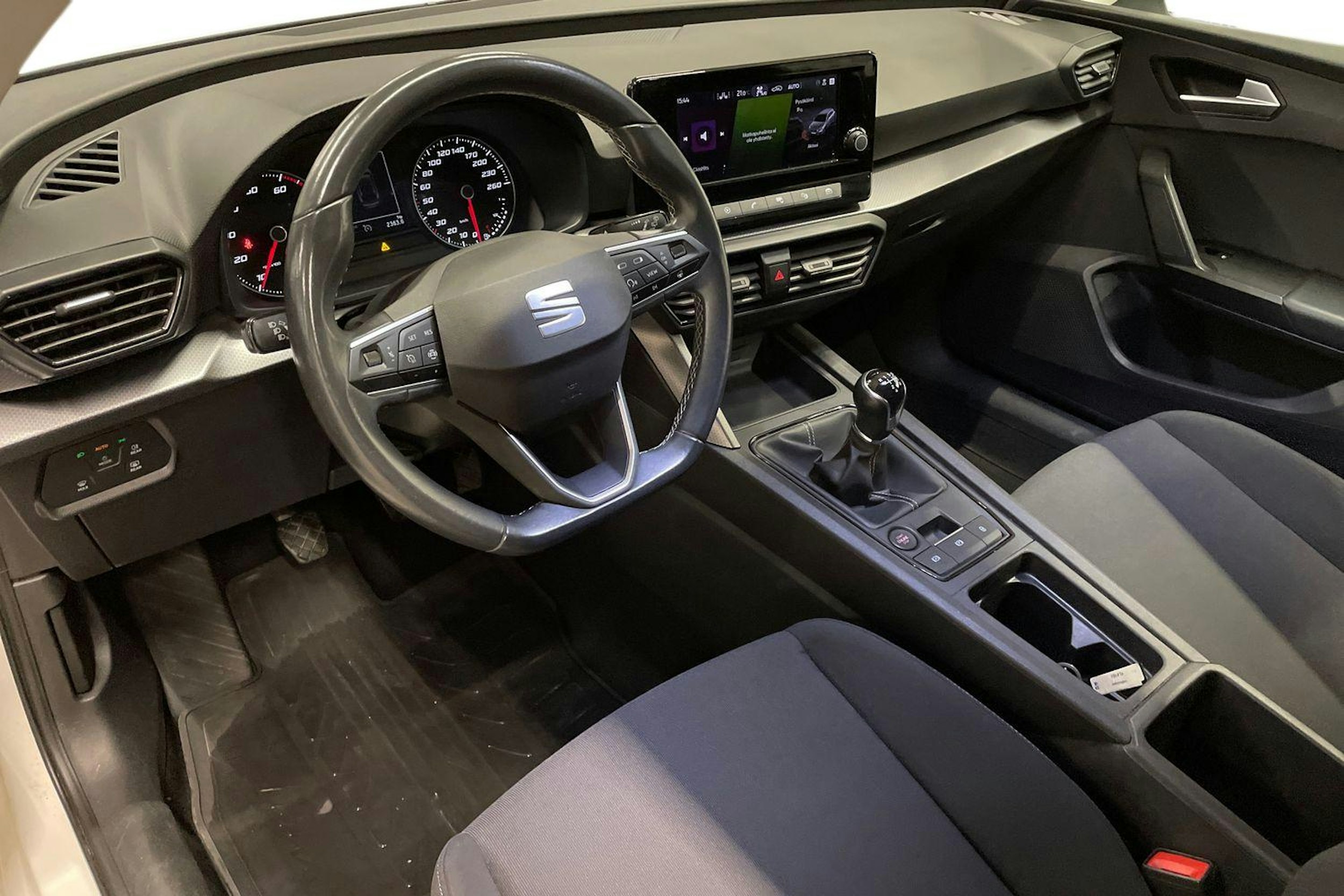 valkoinen SEAT Leon Sportstourer 2021 kuva 7.