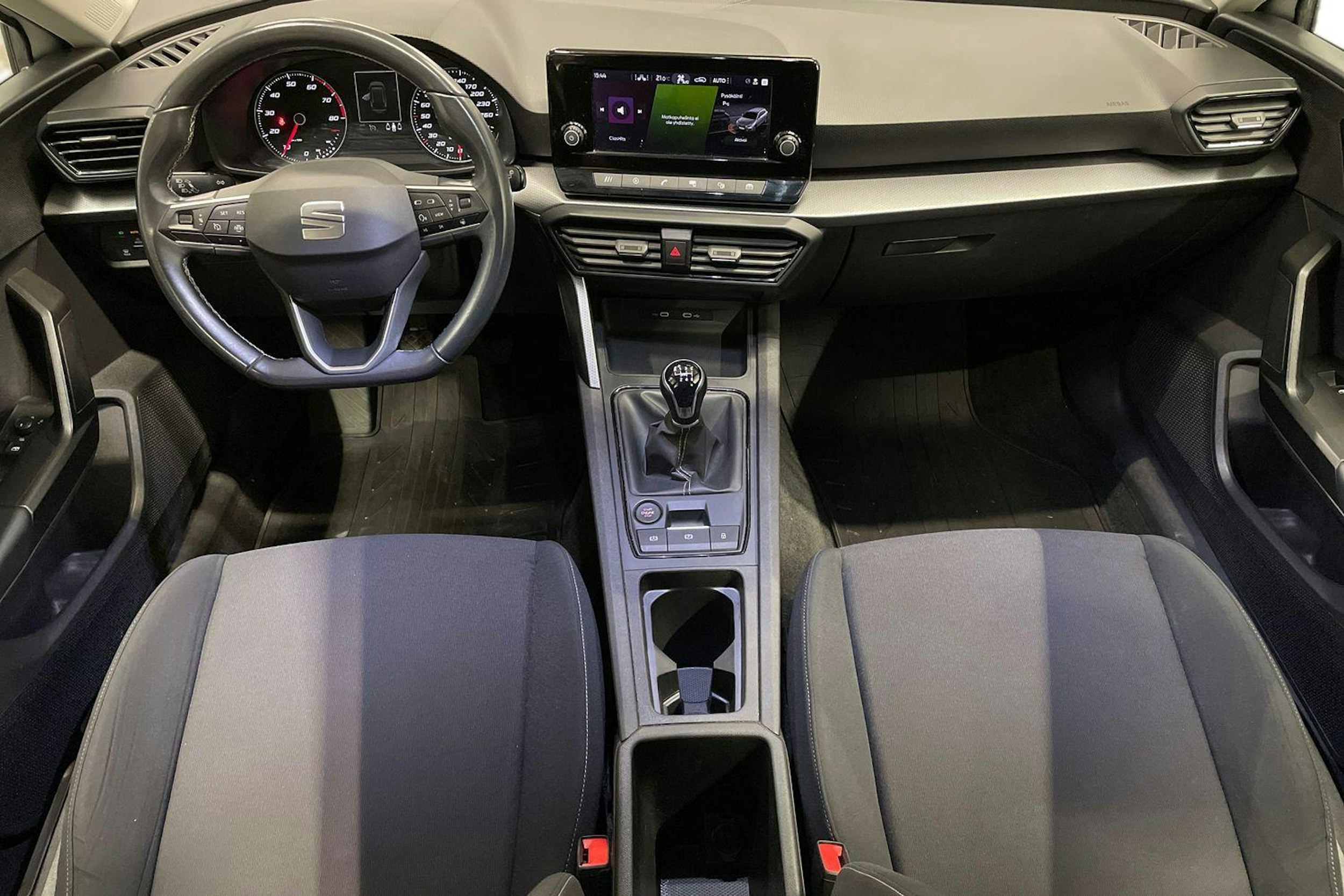 valkoinen SEAT Leon Sportstourer 2021 kuva 9.