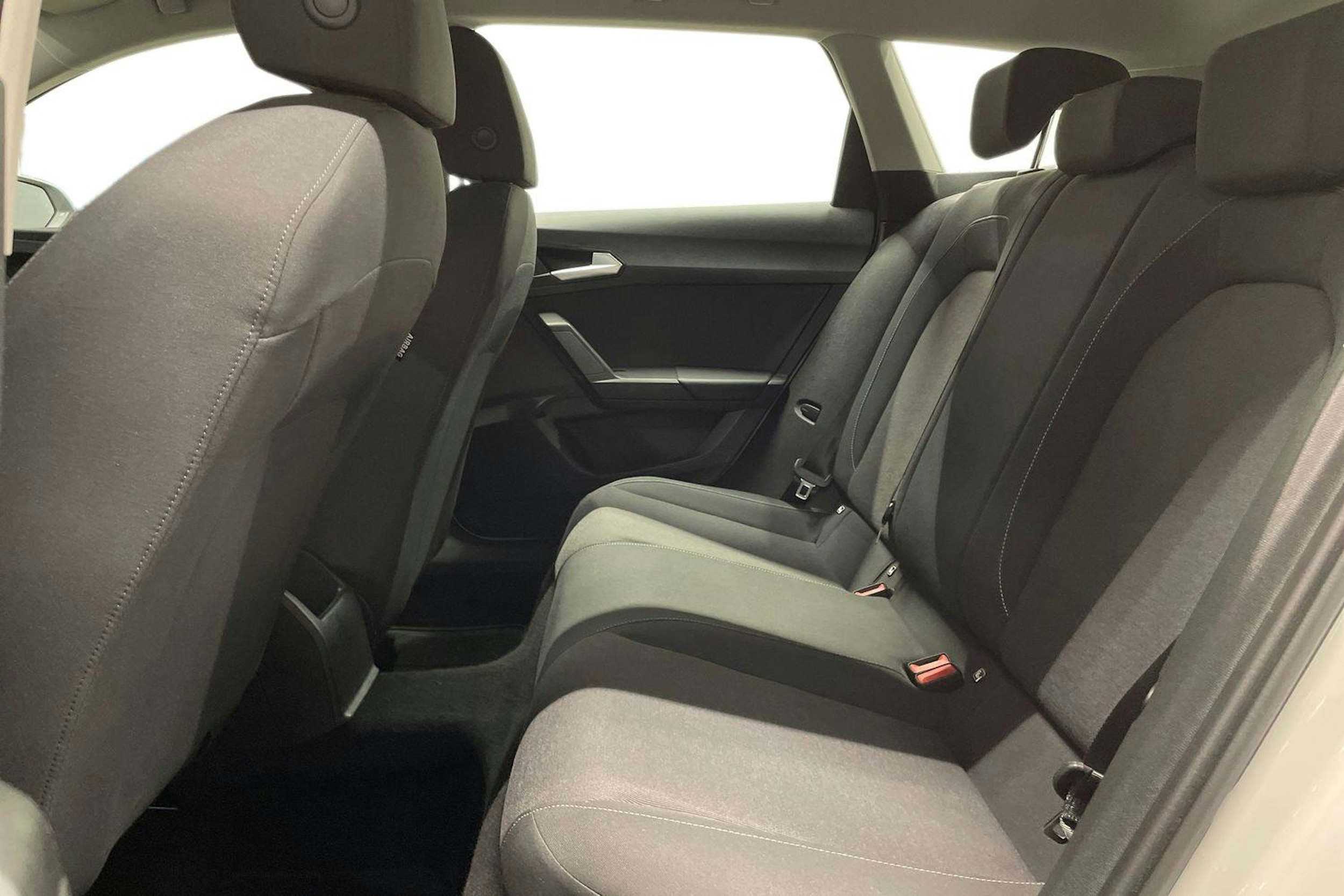 valkoinen SEAT Leon Sportstourer 2021 kuva 10.