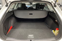 valkoinen SEAT Leon Sportstourer 2021 kuva 14.