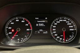 valkoinen SEAT Leon Sportstourer 2021 kuva 15.