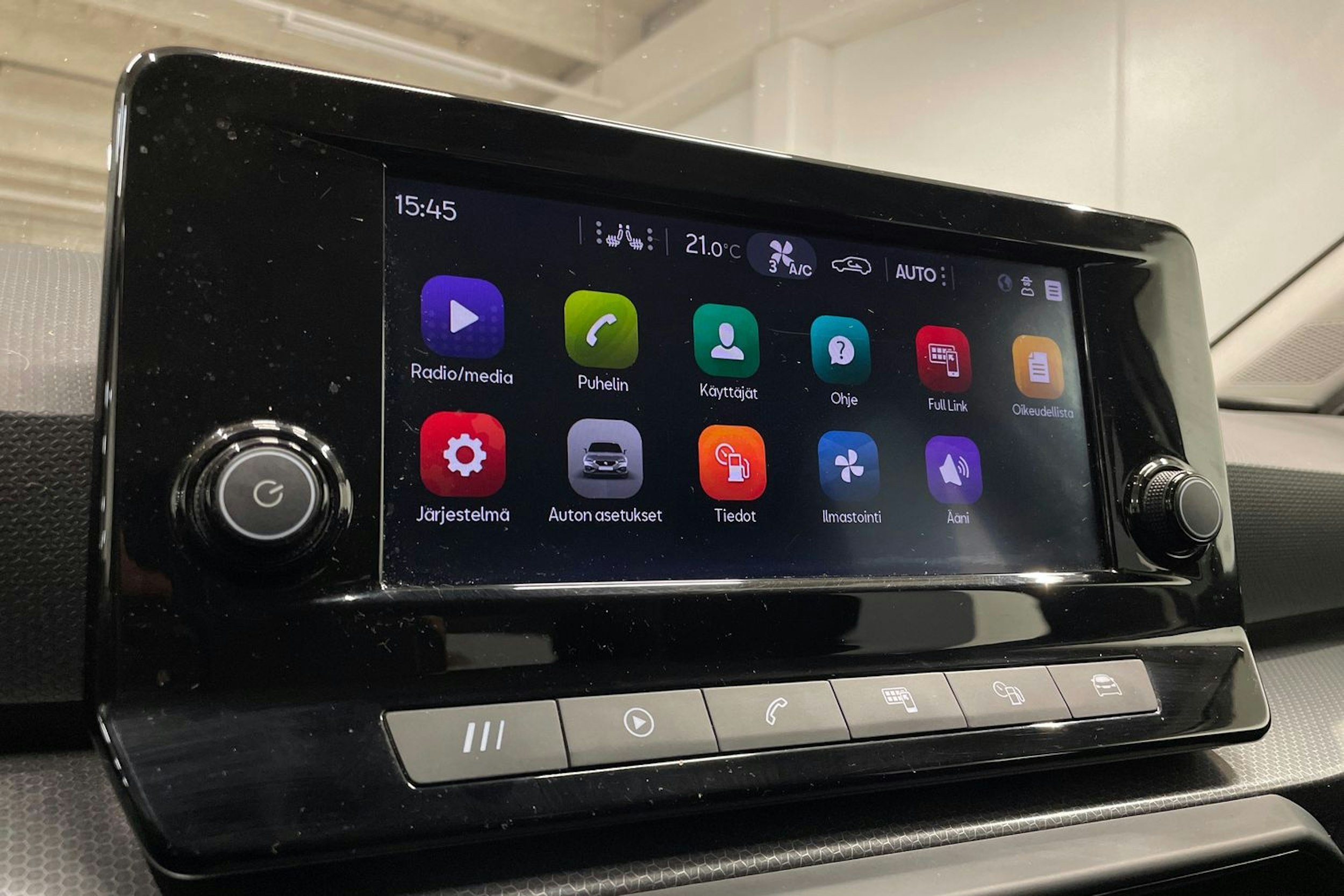 valkoinen SEAT Leon Sportstourer 2021 kuva 17.