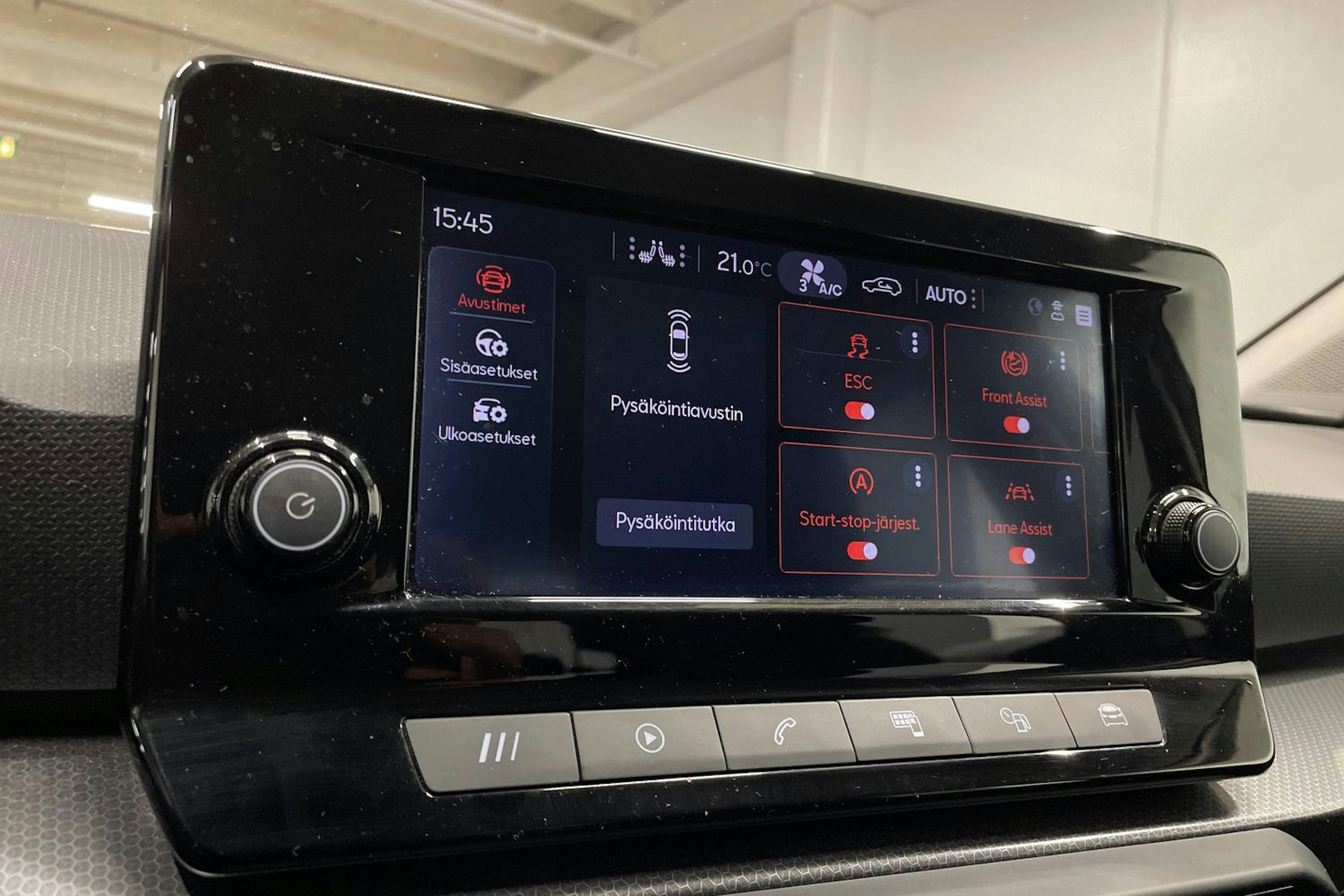 valkoinen SEAT Leon Sportstourer 2021 kuva 18.