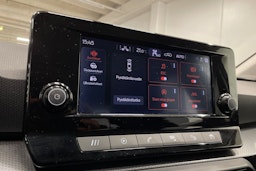 valkoinen SEAT Leon Sportstourer 2021 kuva 18.