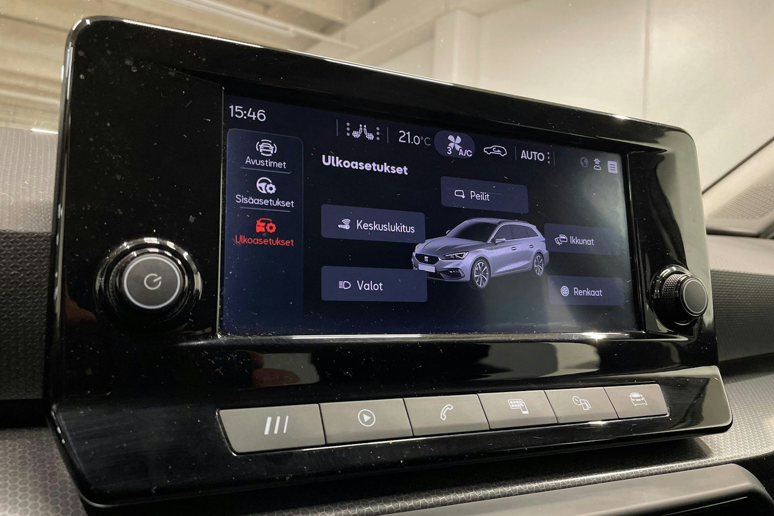 valkoinen SEAT Leon Sportstourer 2021 kuva 19.