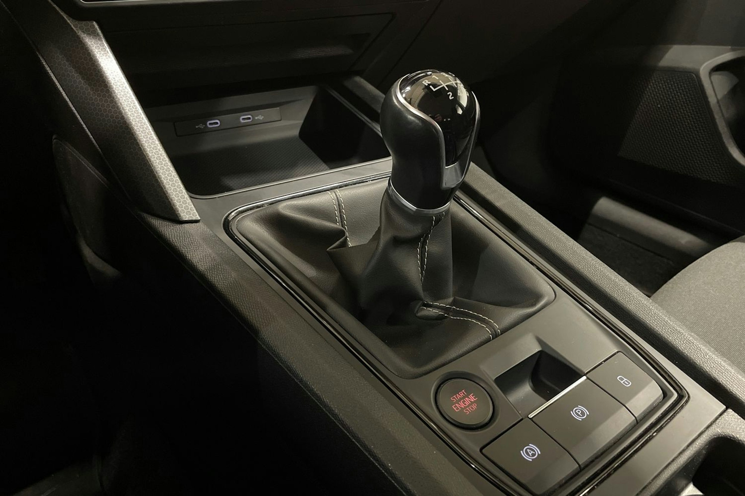 valkoinen SEAT Leon Sportstourer 2021 kuva 21.