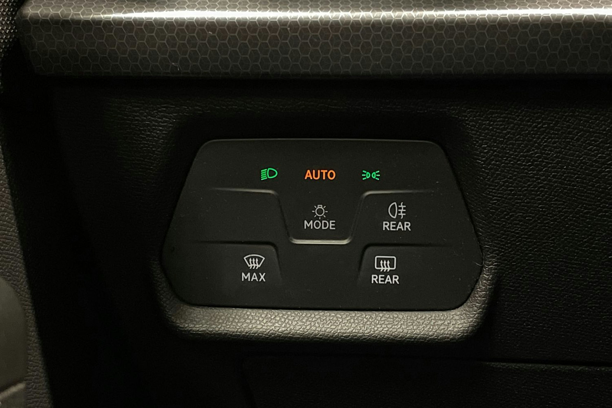 valkoinen SEAT Leon Sportstourer 2021 kuva 22.