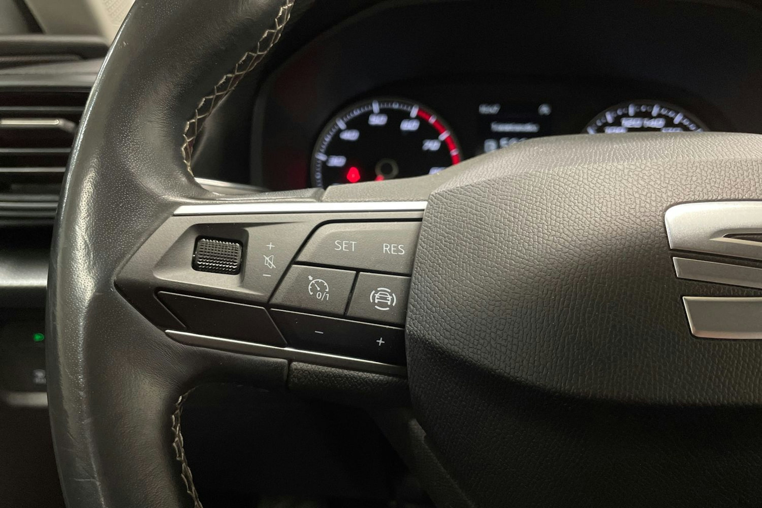 valkoinen SEAT Leon Sportstourer 2021 kuva 23.