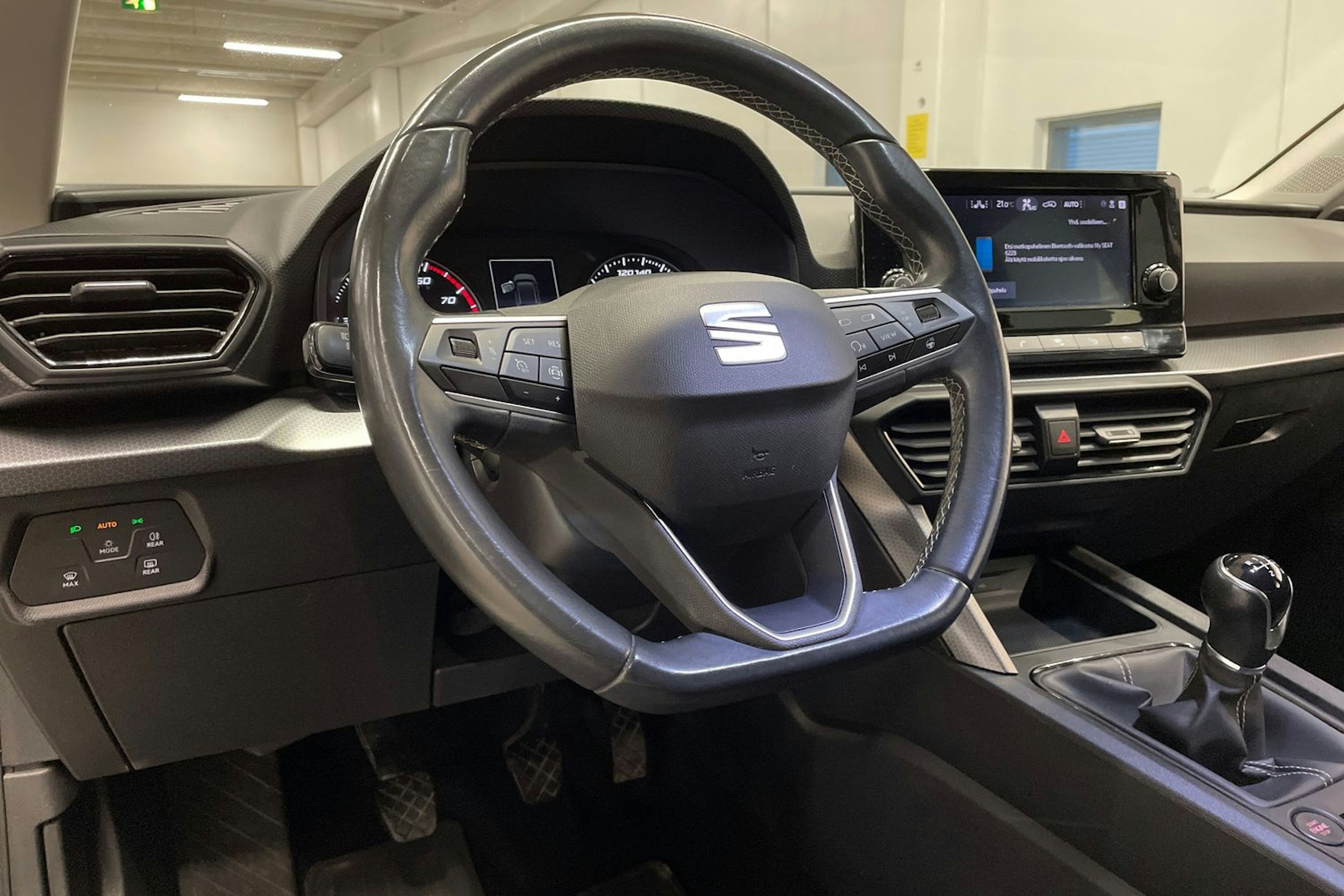 valkoinen SEAT Leon Sportstourer 2021 kuva 26.