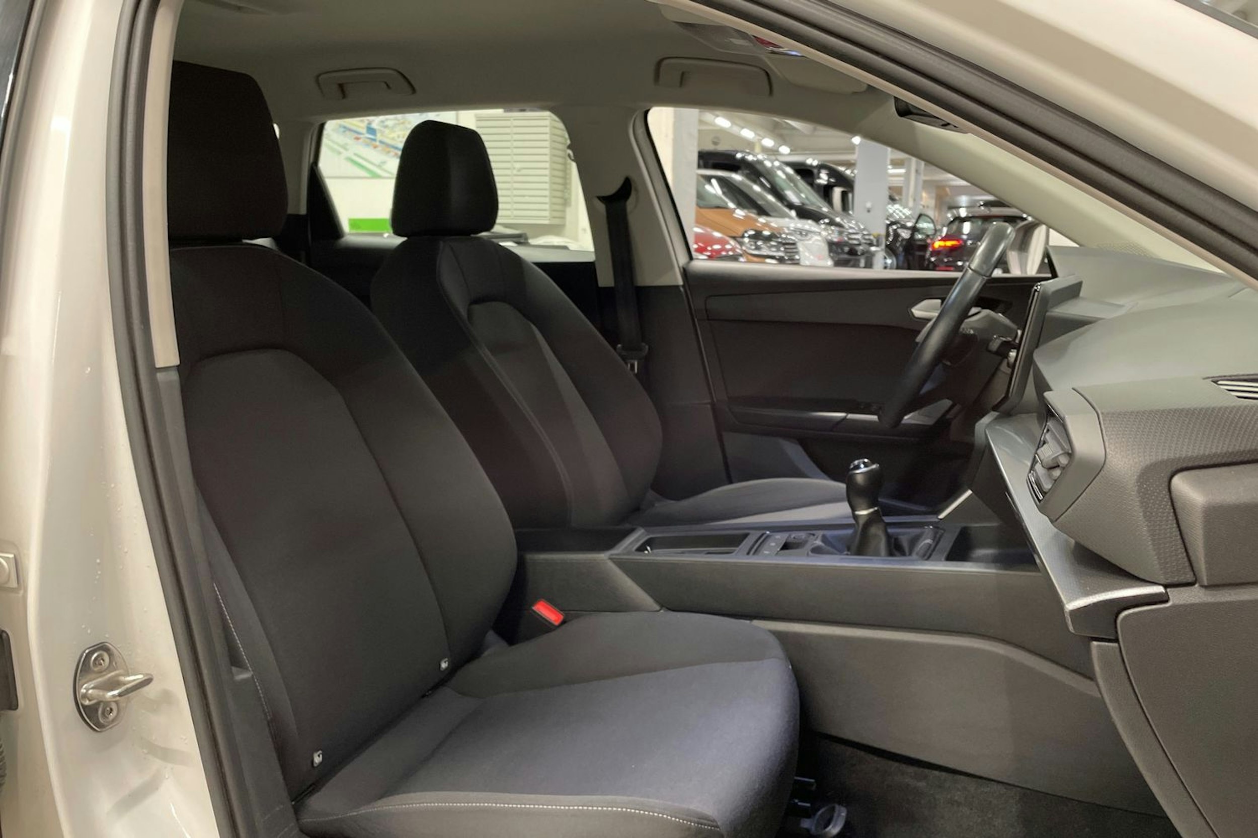 valkoinen SEAT Leon Sportstourer 2021 kuva 27.