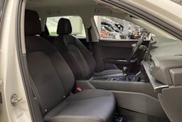 valkoinen SEAT Leon Sportstourer 2021 kuva 27.