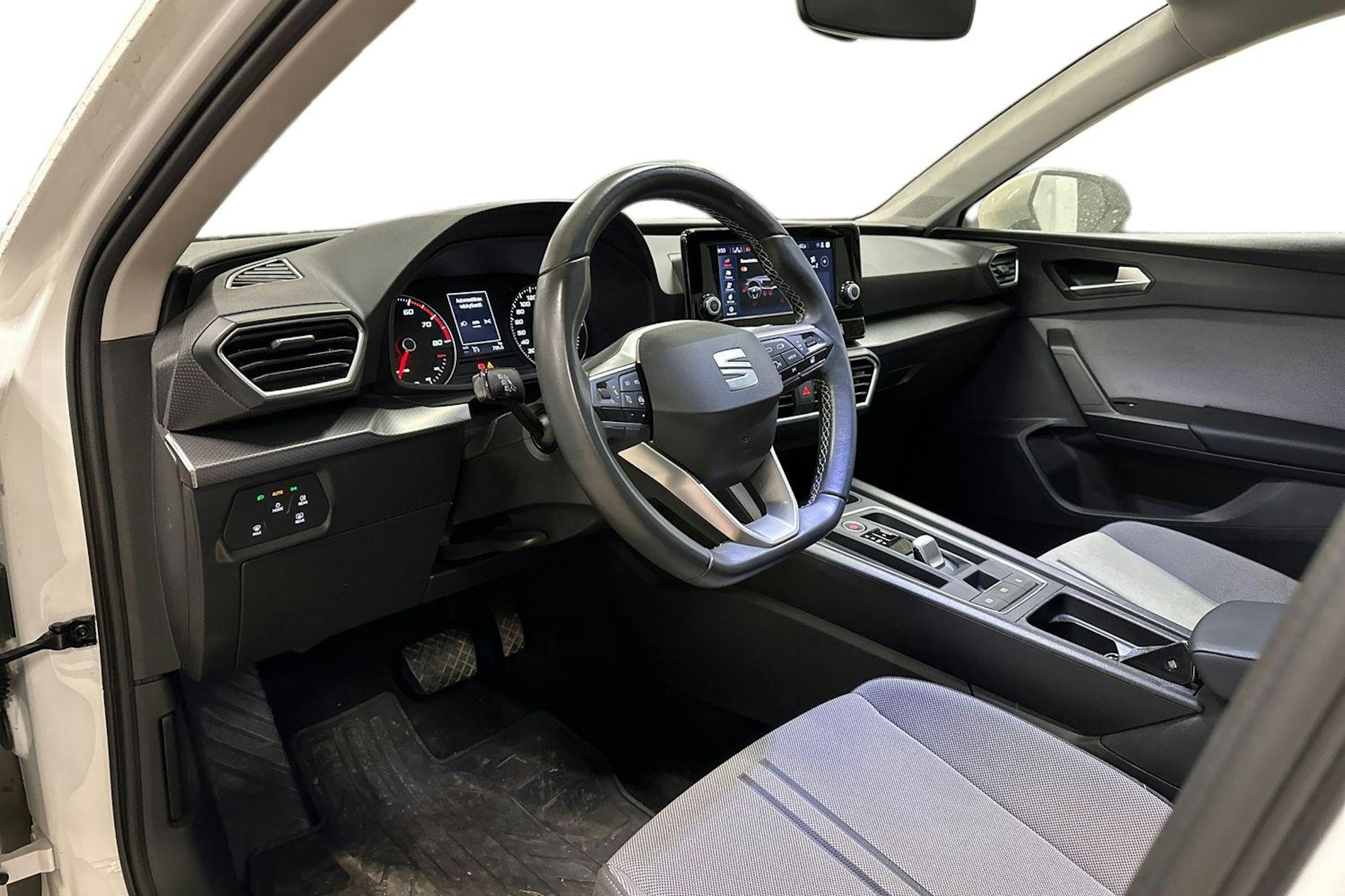 valkoinen SEAT Leon Sportstourer 2022 kuva 3.