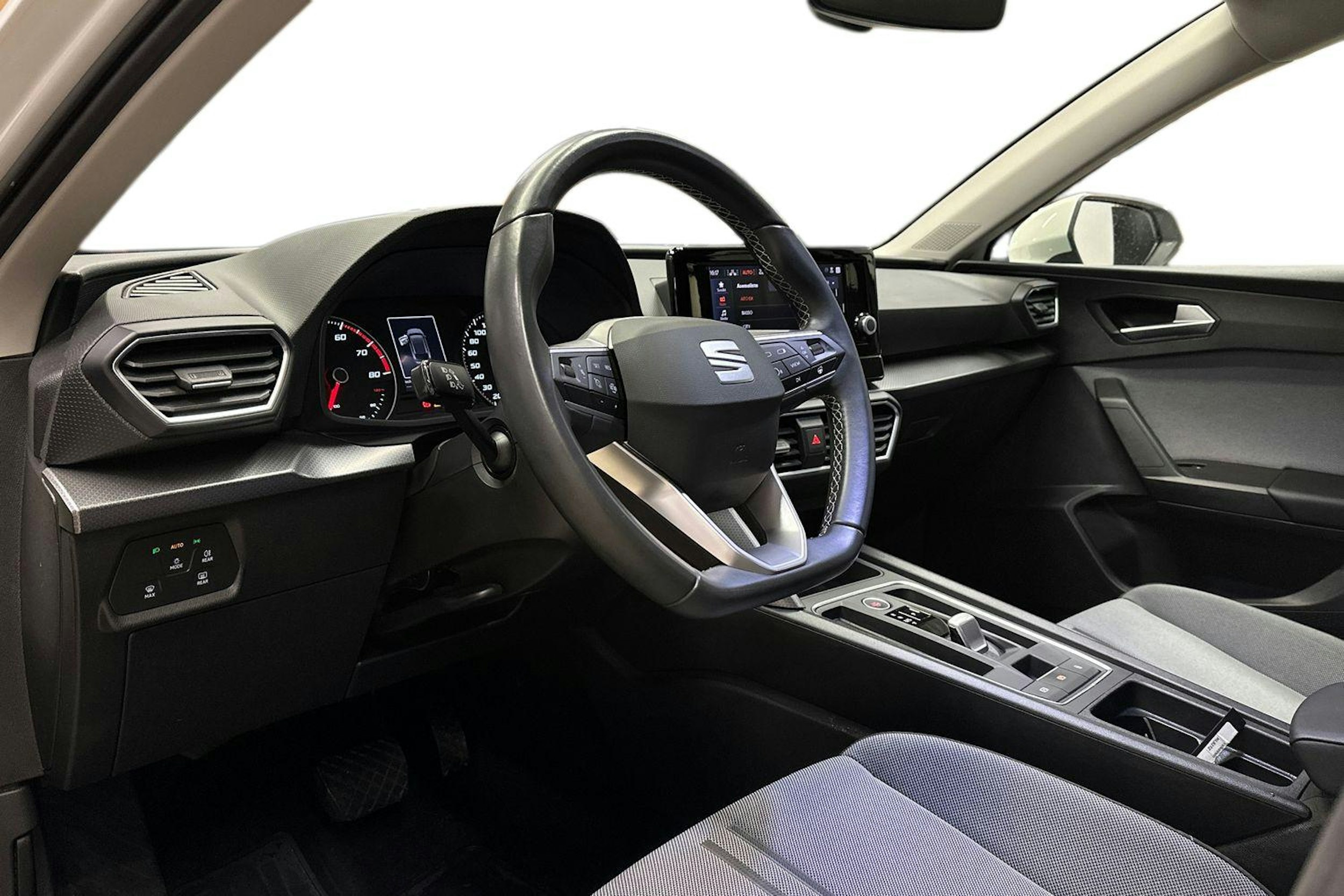 valkoinen SEAT Leon Sportstourer 2022 kuva 7.