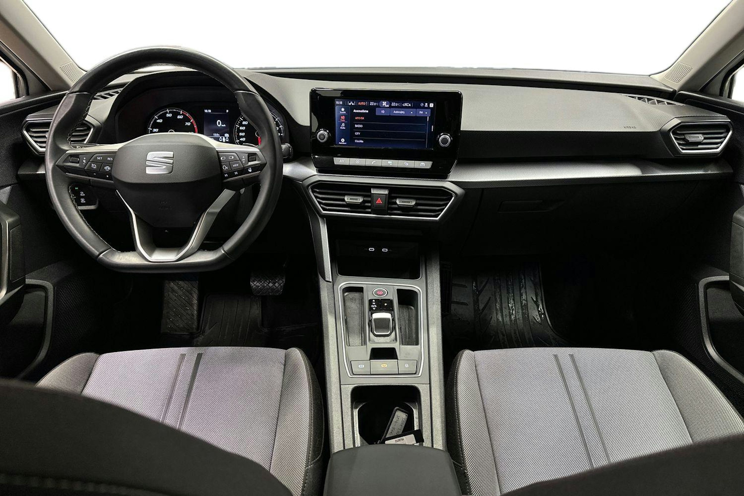 valkoinen SEAT Leon Sportstourer 2022 kuva 9.