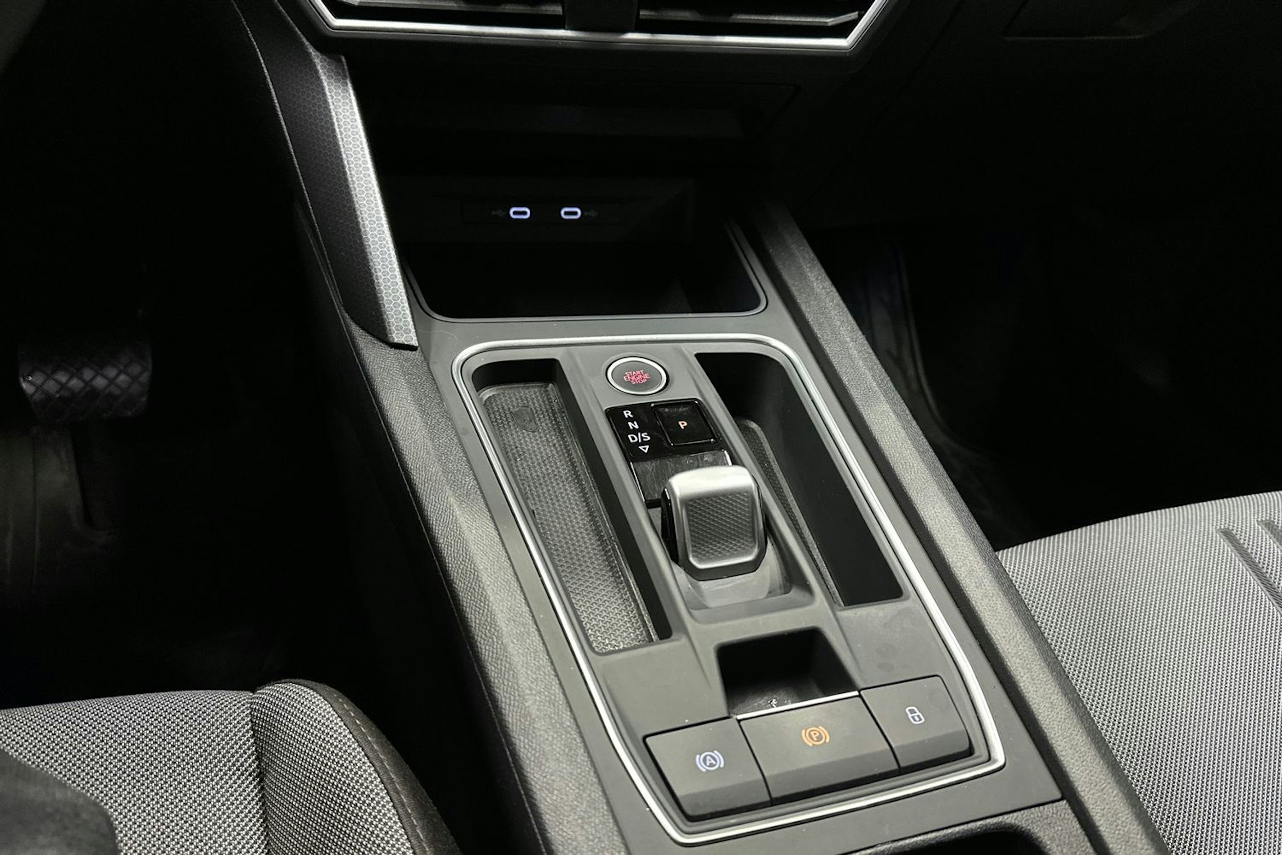 valkoinen SEAT Leon Sportstourer 2022 kuva 18.