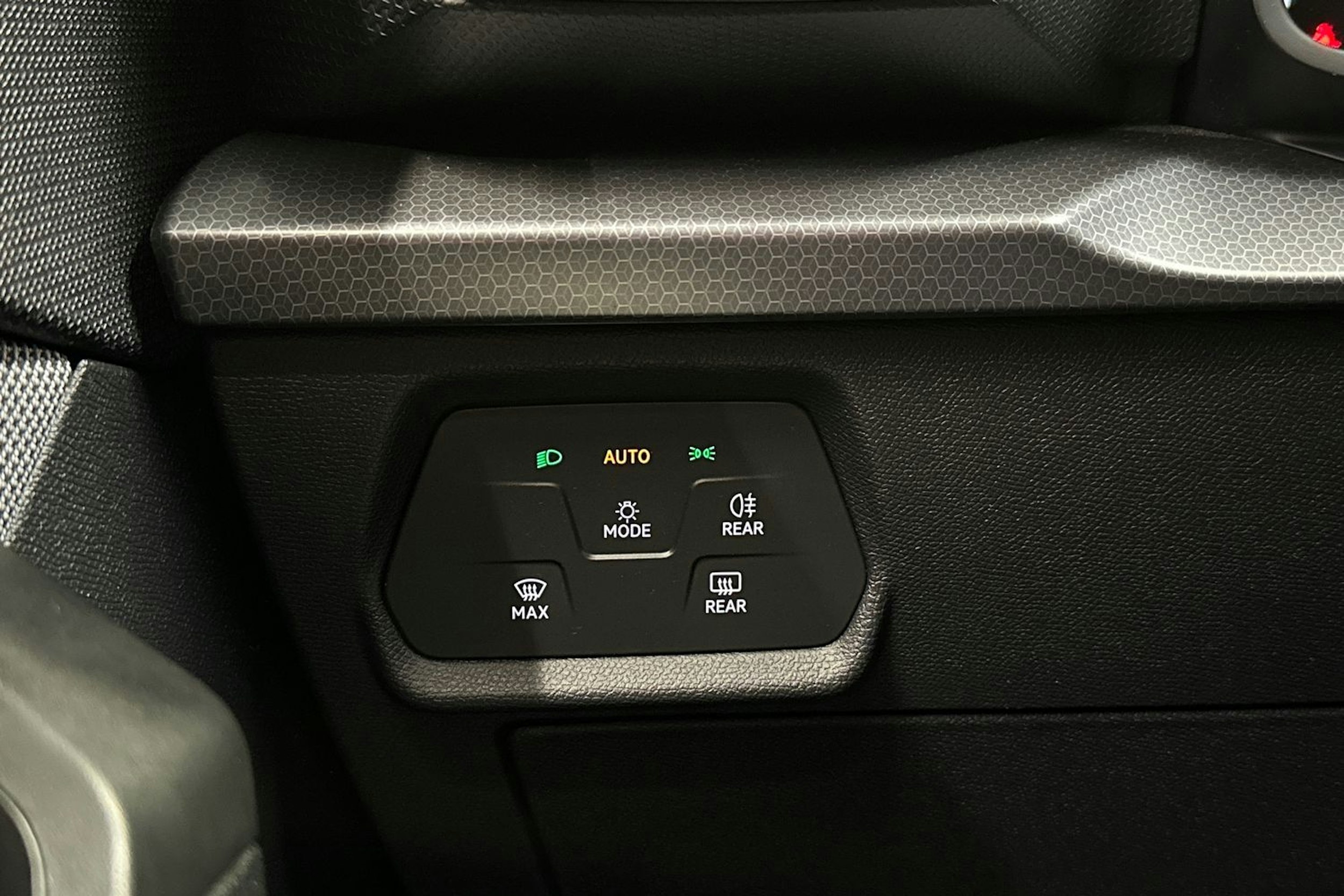 valkoinen SEAT Leon Sportstourer 2022 kuva 22.