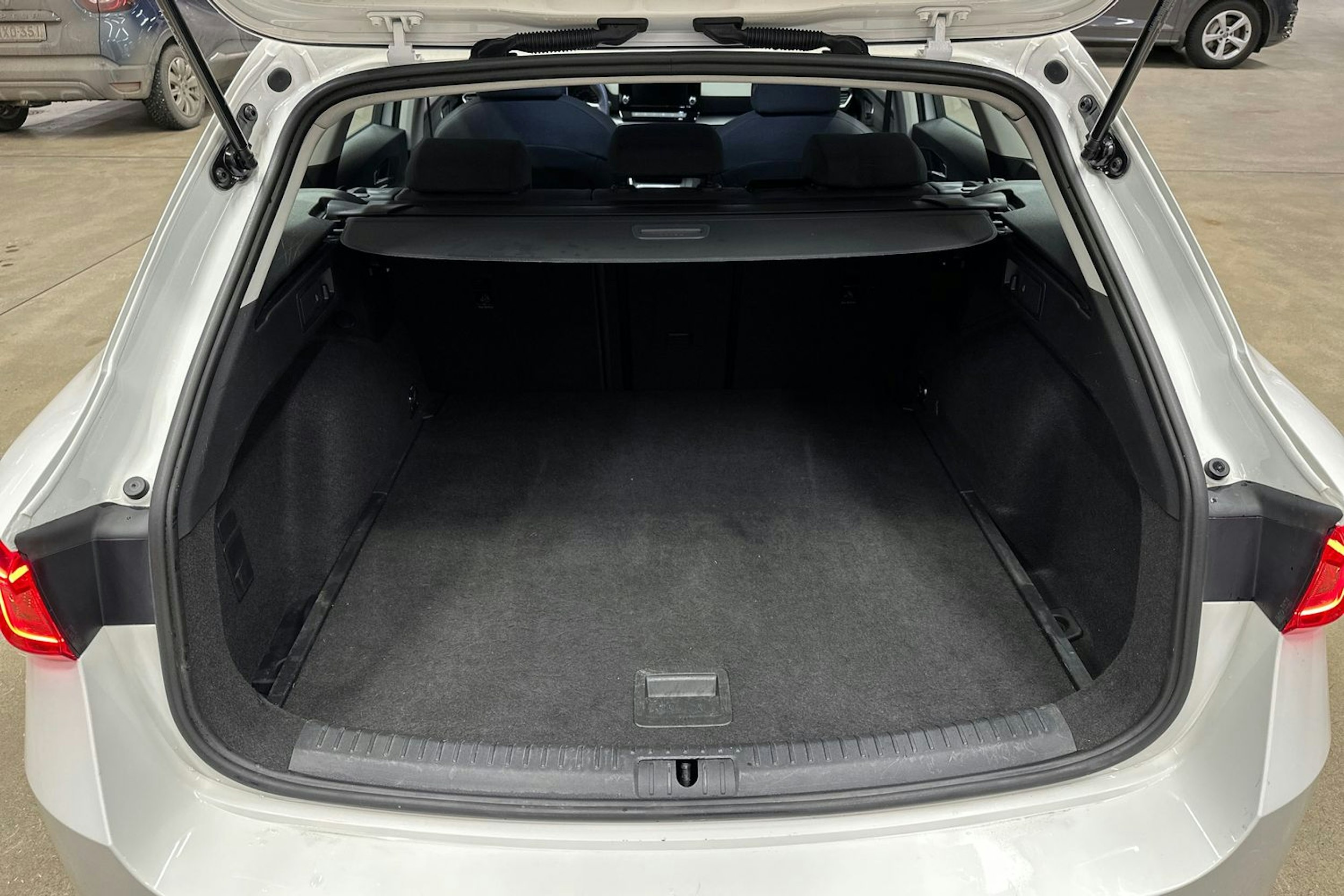 valkoinen SEAT Leon Sportstourer 2022 kuva 24.