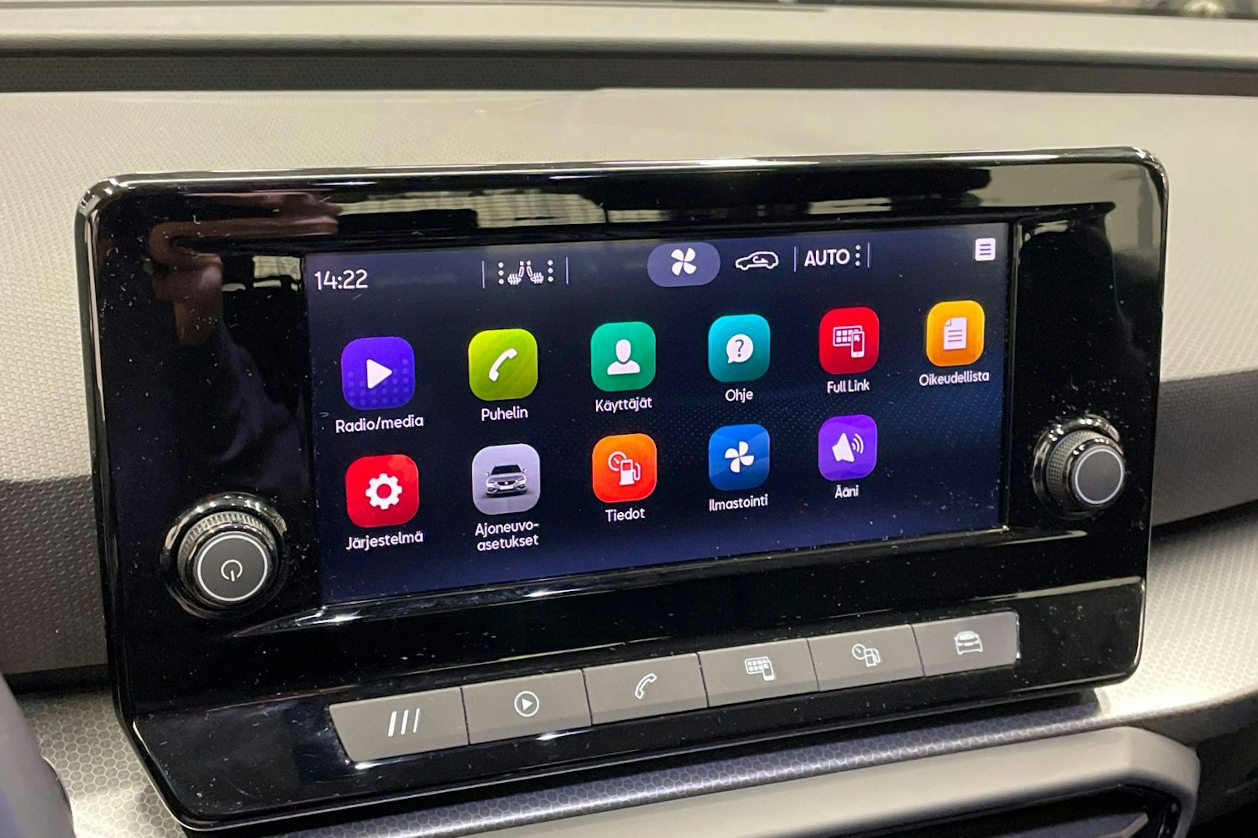 Valkoinen SEAT LEON SPORTSTOURER 2022 kuva 18.