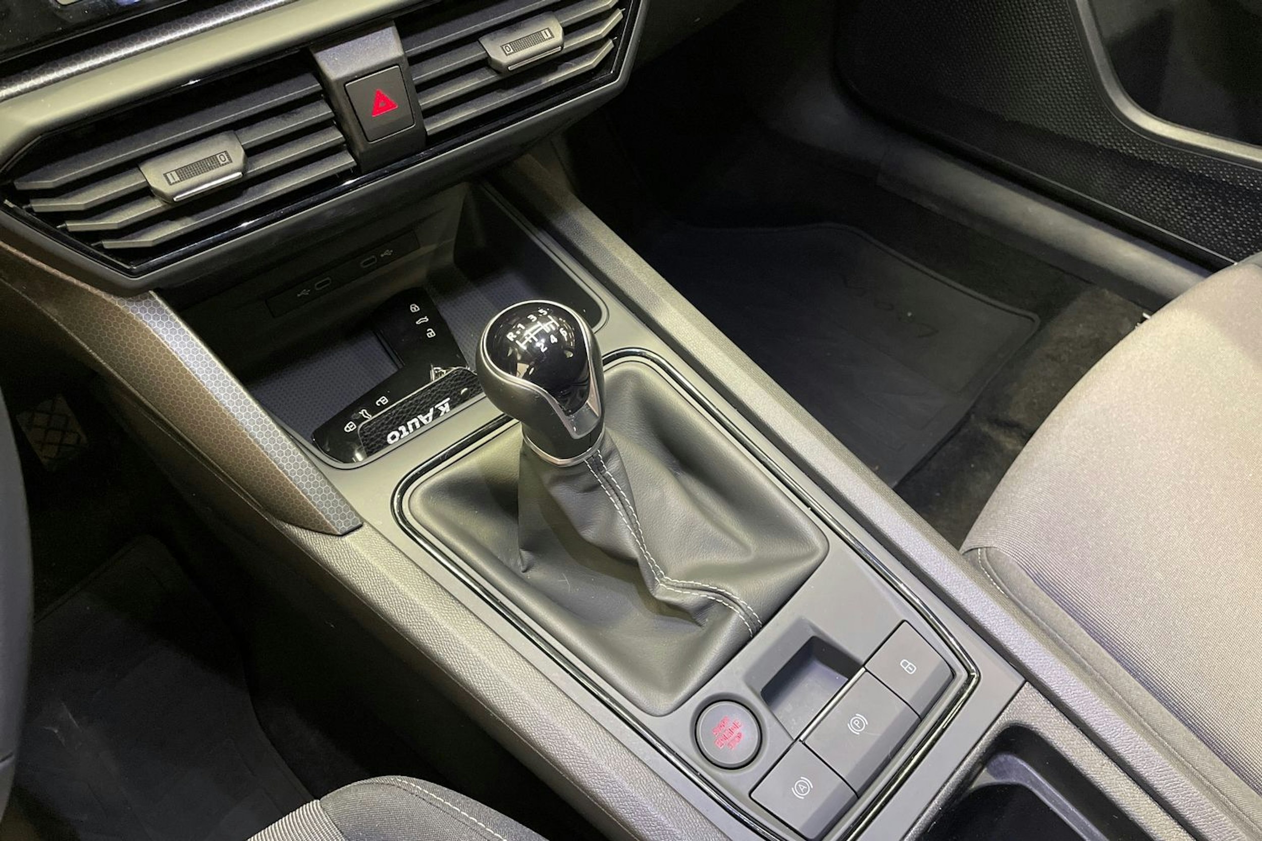 Valkoinen SEAT LEON SPORTSTOURER 2022 kuva 19.