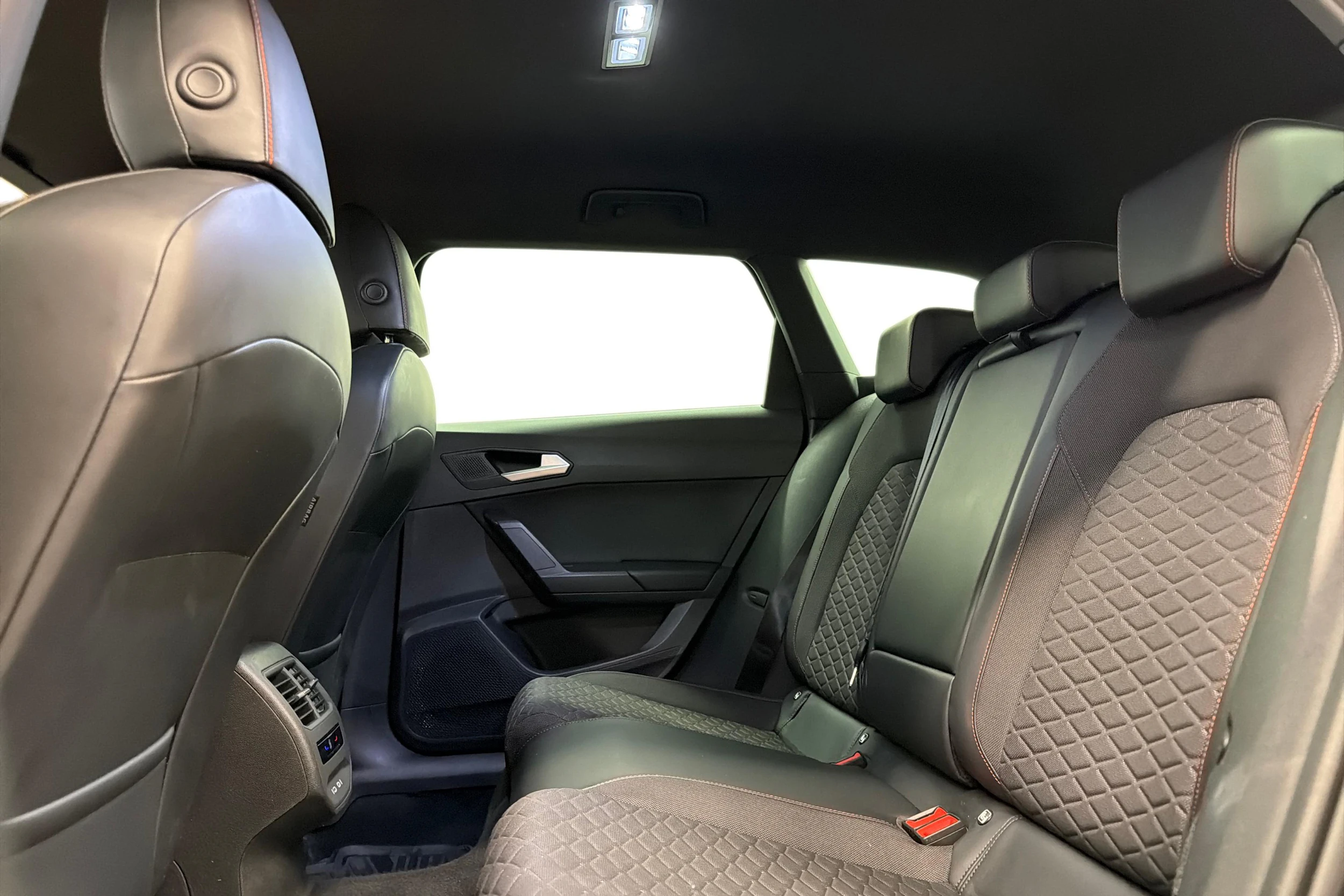 musta SEAT Leon Sportstourer 2022 kuva 8.
