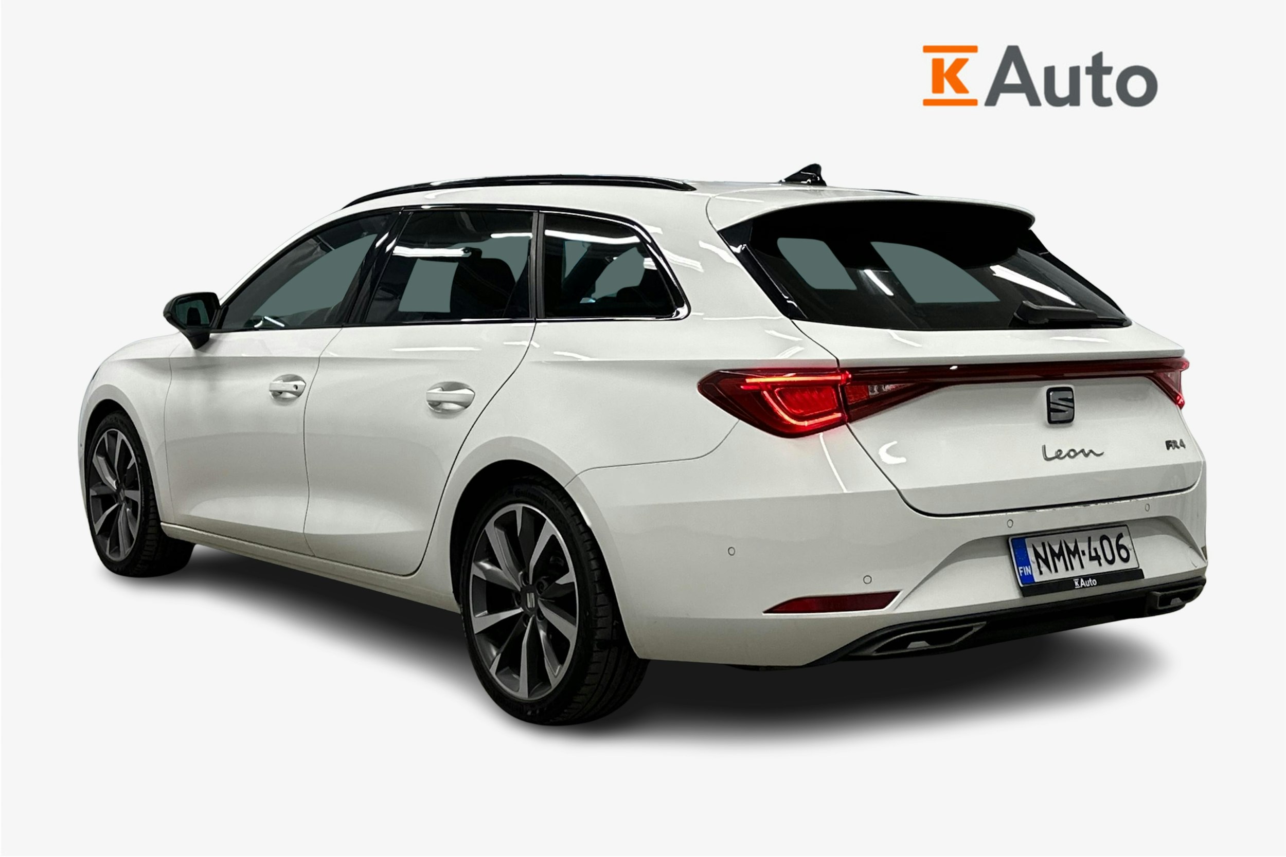 valkoinen SEAT Leon Sportstourer 2022 kuva 2.