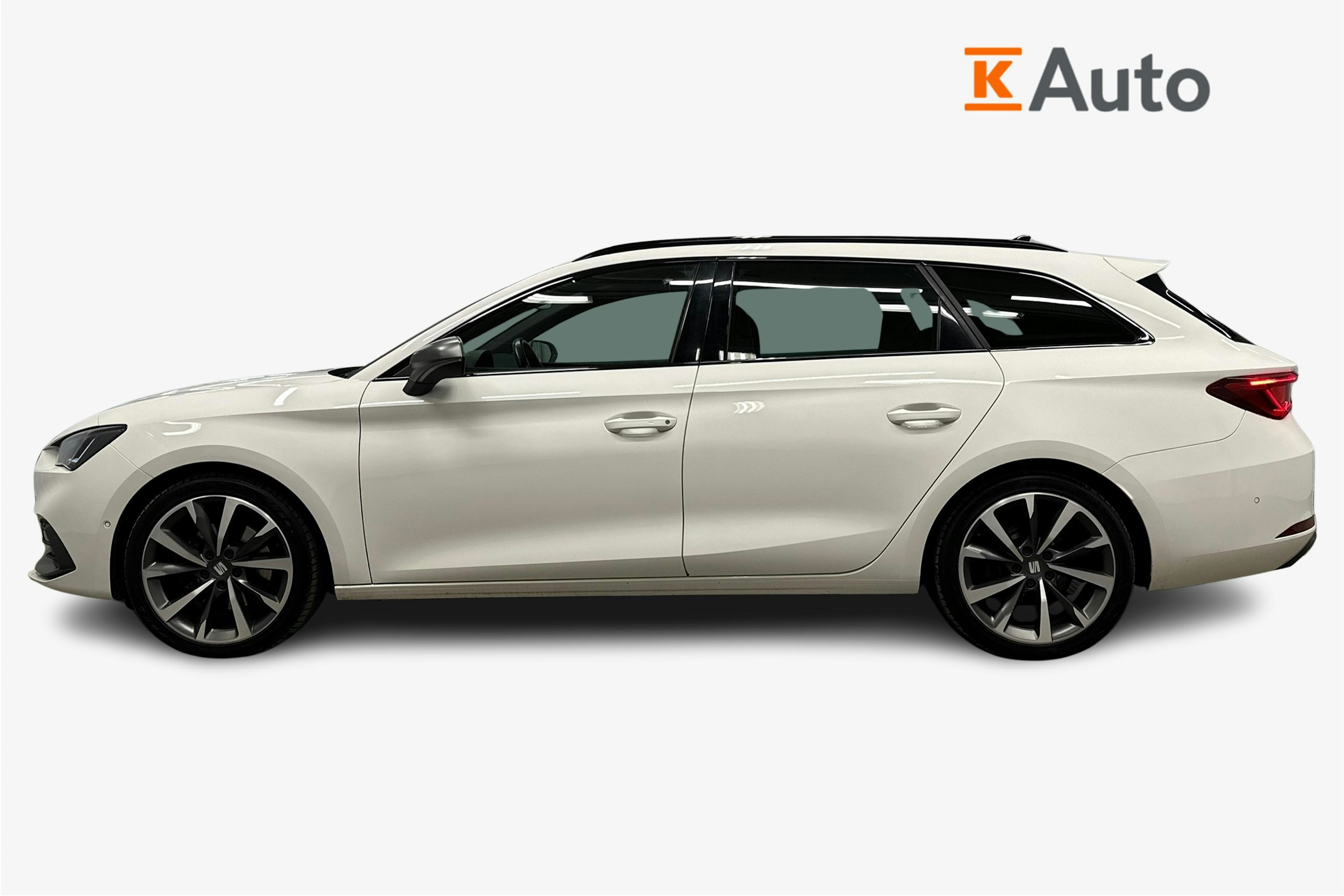 valkoinen SEAT Leon Sportstourer 2022 kuva 6.