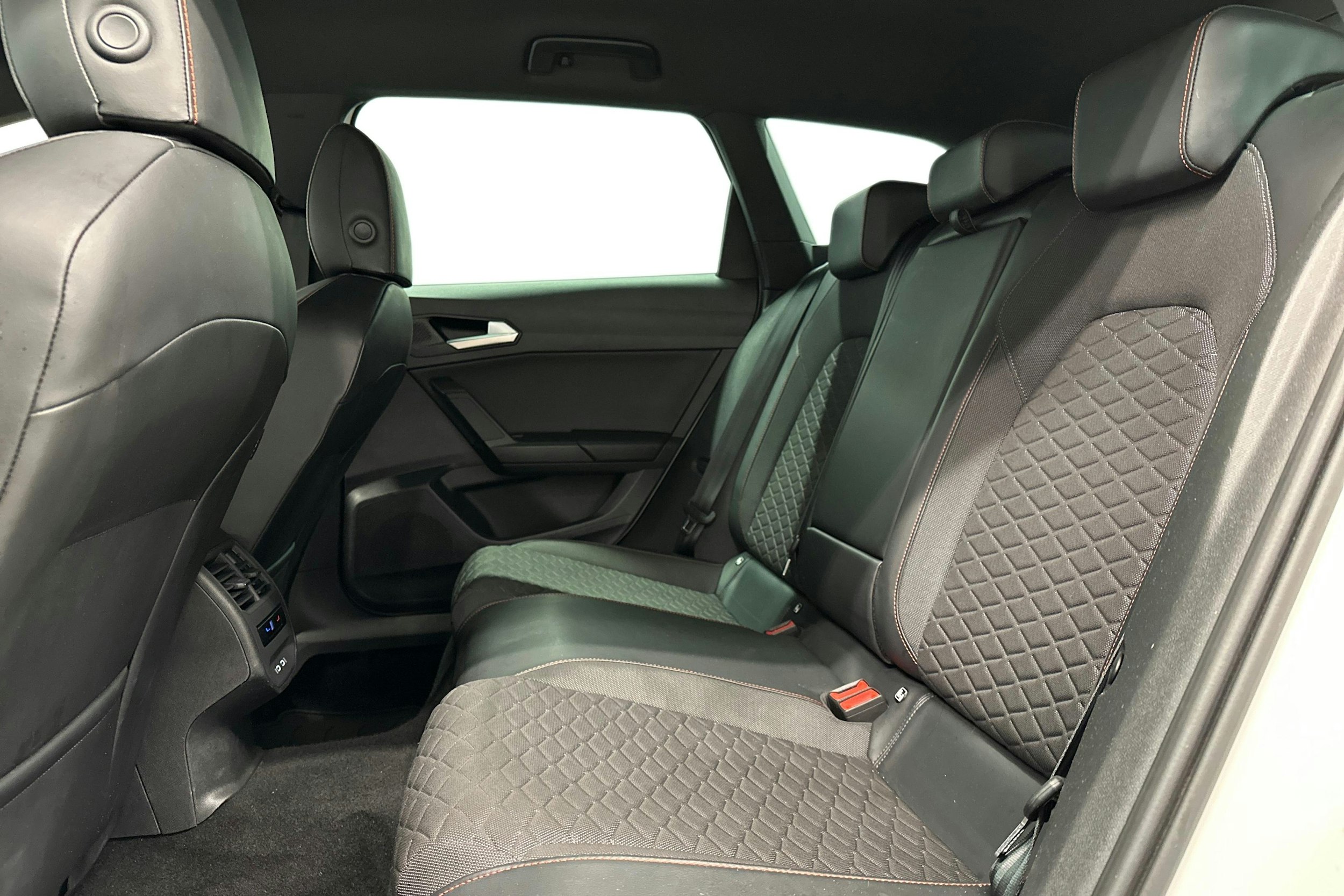 valkoinen SEAT Leon Sportstourer 2022 kuva 10.