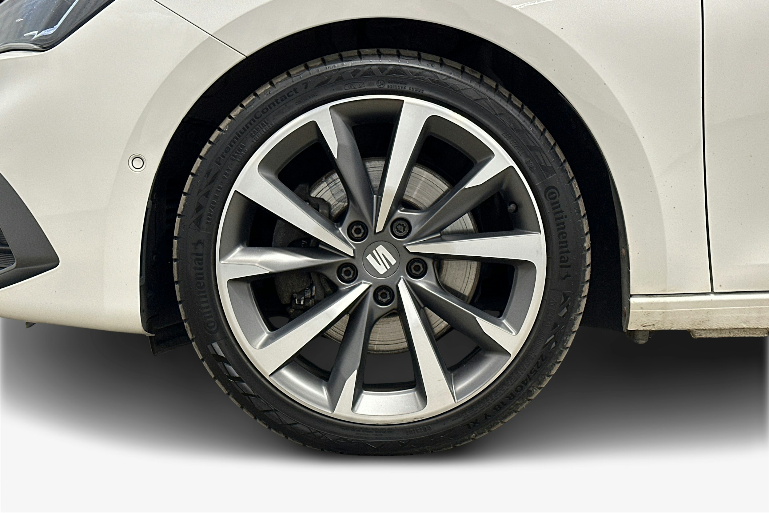 valkoinen SEAT Leon Sportstourer 2022 kuva 11.