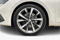 valkoinen SEAT Leon Sportstourer 2022 kuva 11.