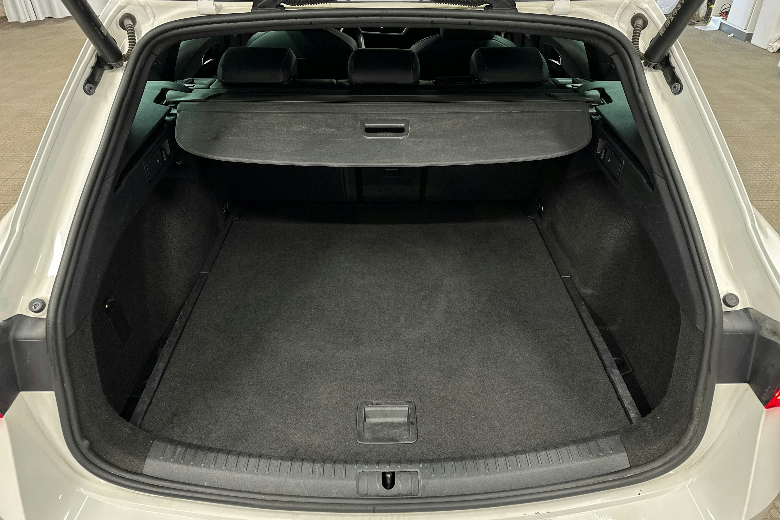 valkoinen SEAT Leon Sportstourer 2022 kuva 14.