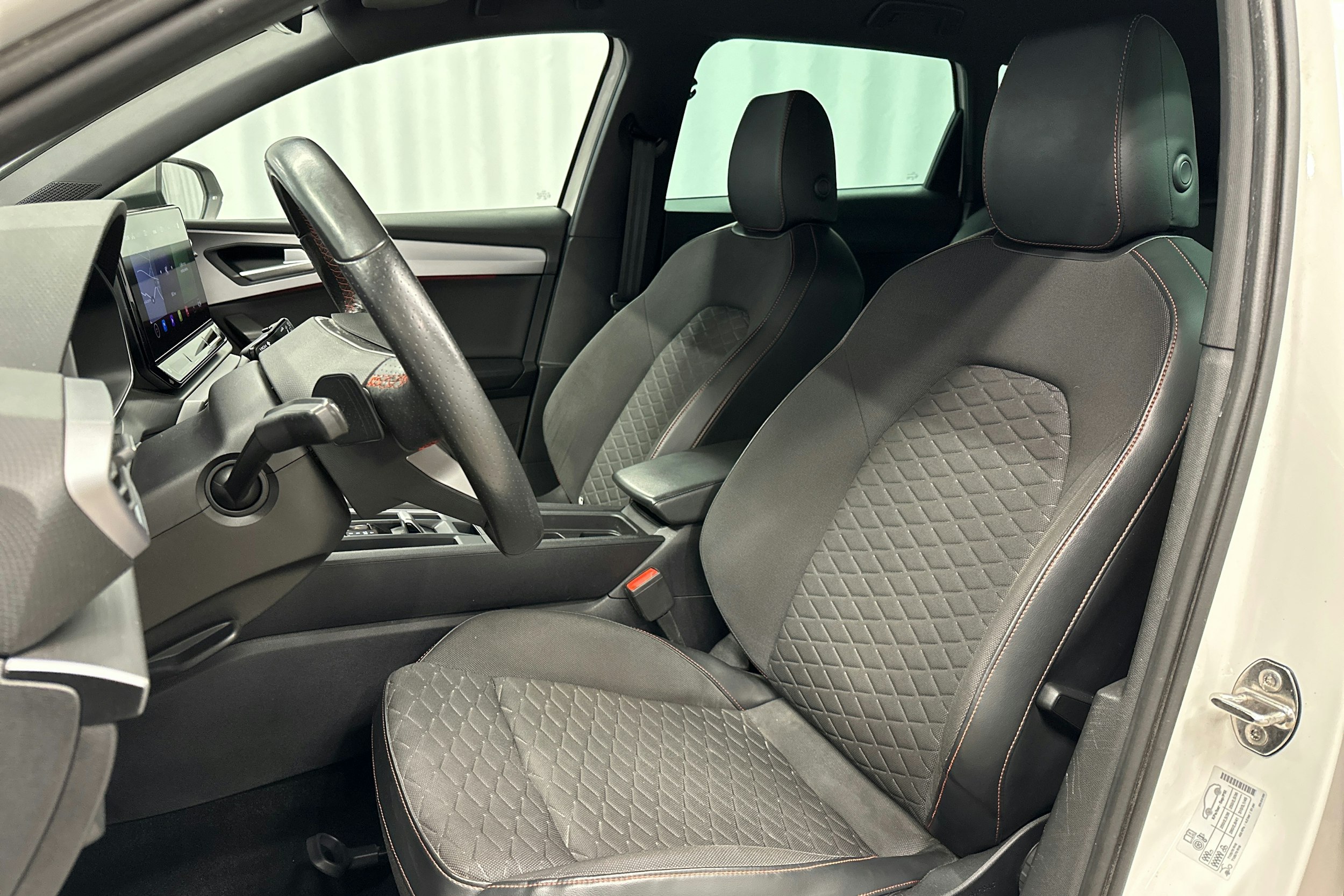 valkoinen SEAT Leon Sportstourer 2022 kuva 18.