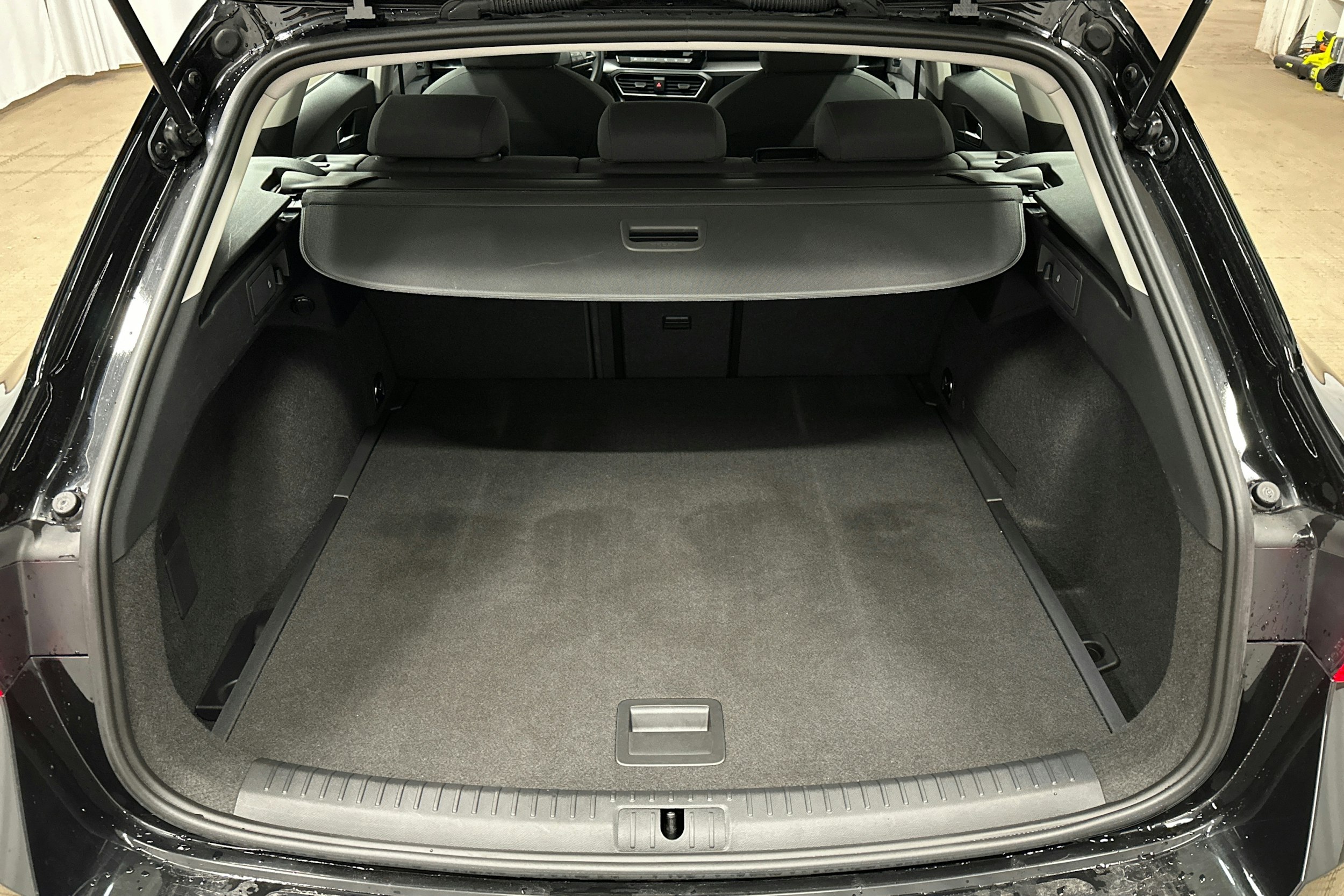 musta SEAT Leon Sportstourer 2023 kuva 14.