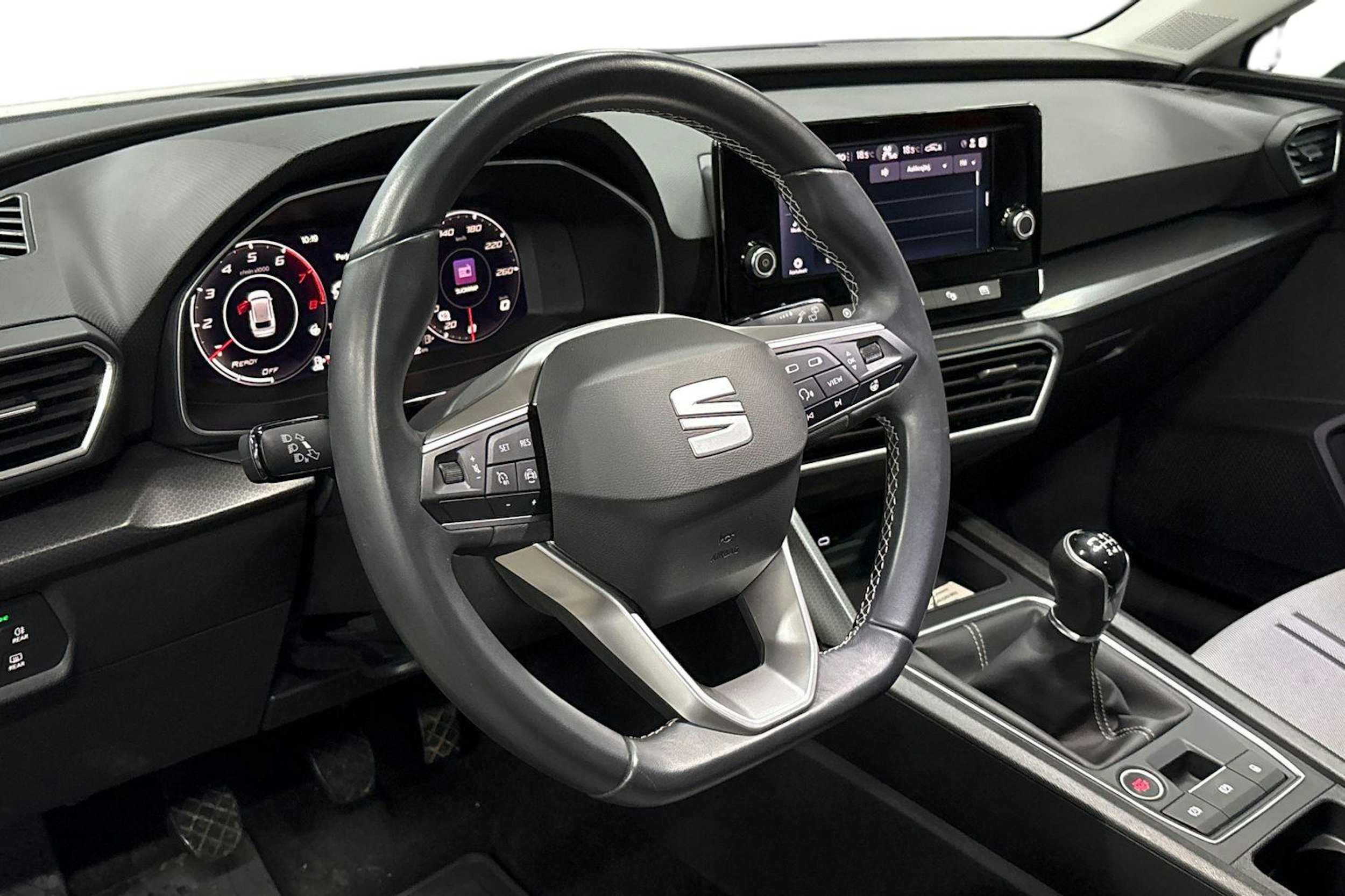 valkoinen SEAT Leon Sportstourer 2023 kuva 7.