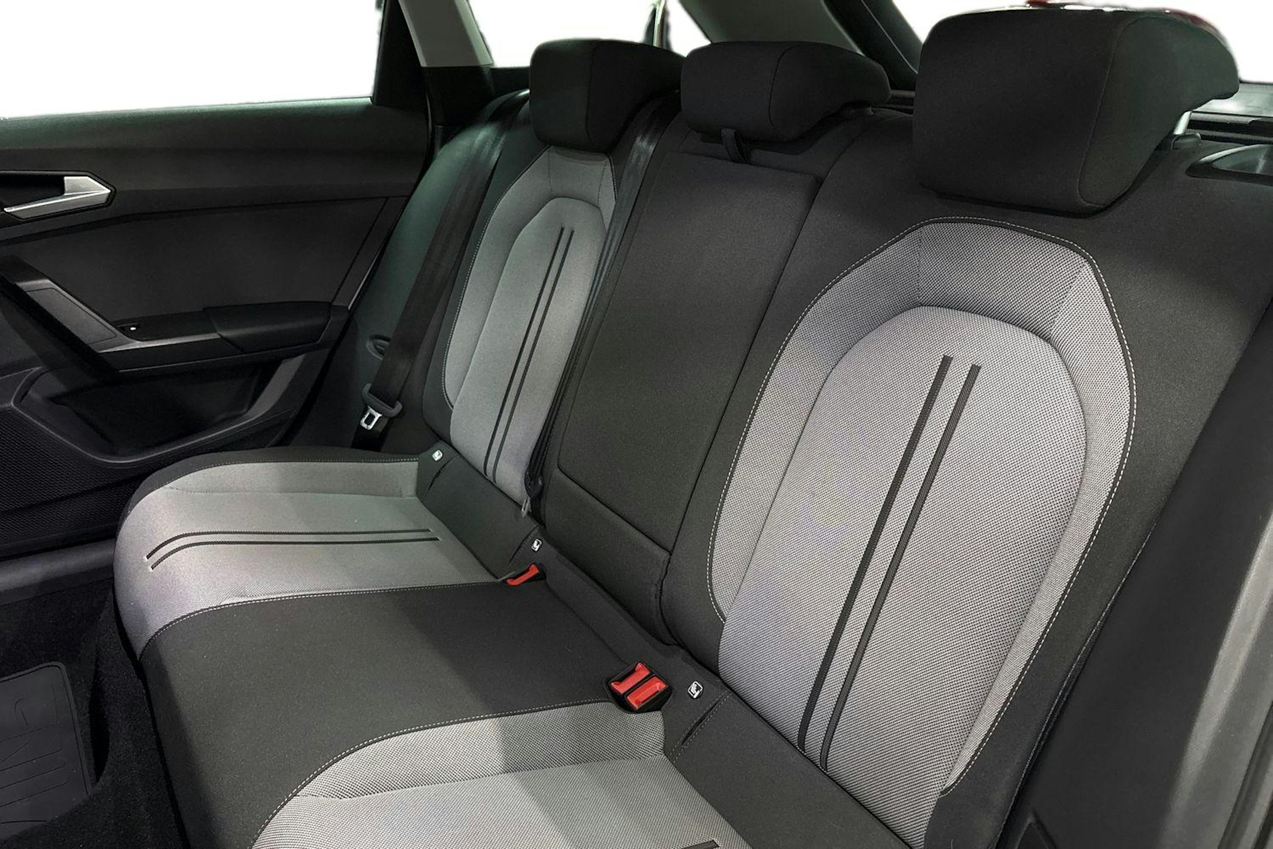 valkoinen SEAT Leon Sportstourer 2023 kuva 10.