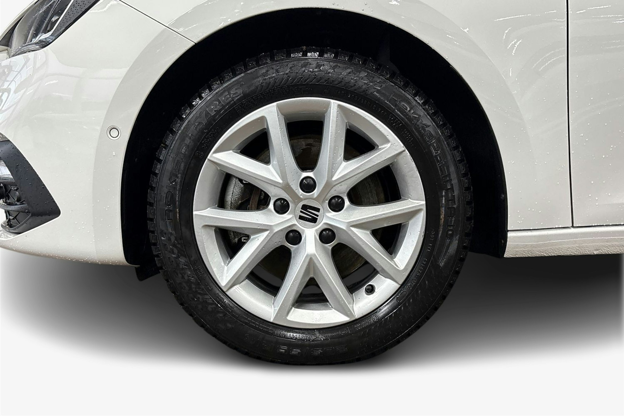 valkoinen SEAT Leon Sportstourer 2023 kuva 11.