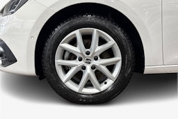 valkoinen SEAT Leon Sportstourer 2023 kuva 11.
