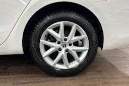 valkoinen SEAT Leon Sportstourer 2023 kuva 13.