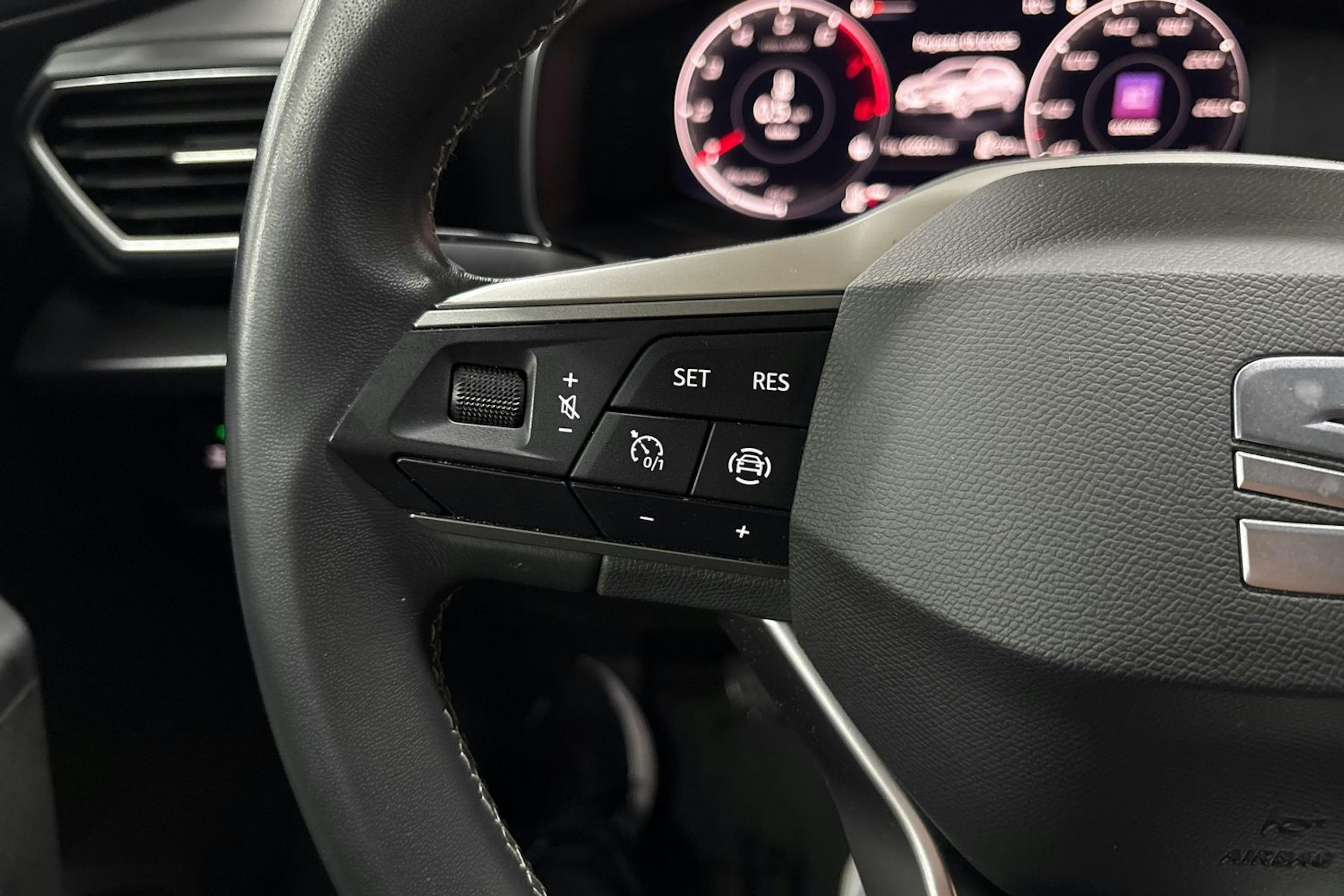 valkoinen SEAT Leon Sportstourer 2023 kuva 16.