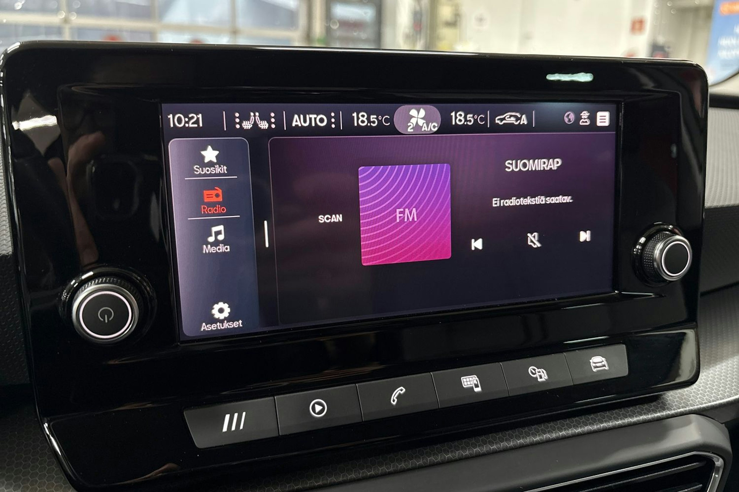 valkoinen SEAT Leon Sportstourer 2023 kuva 18.