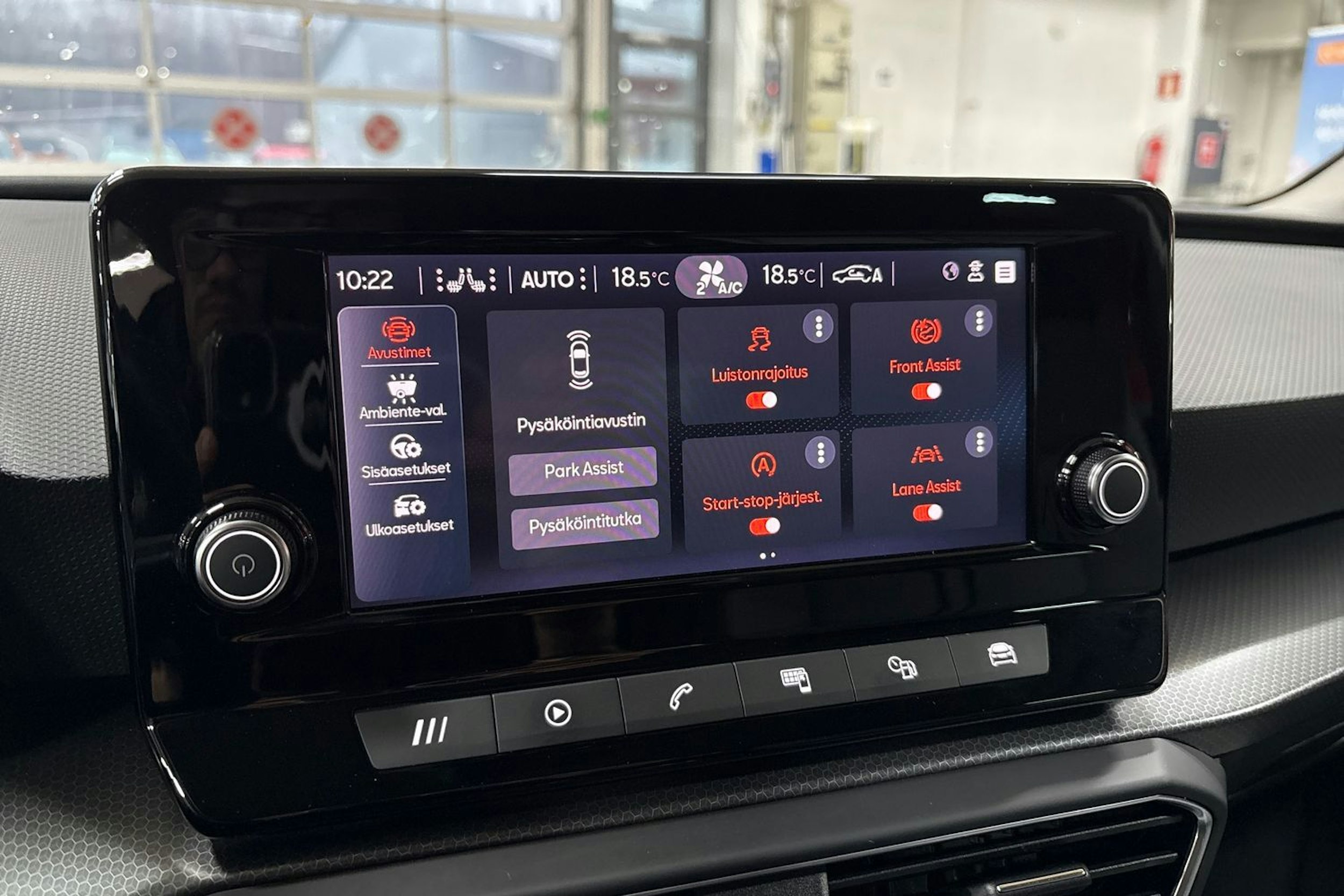 valkoinen SEAT Leon Sportstourer 2023 kuva 21.