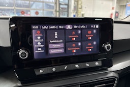 valkoinen SEAT Leon Sportstourer 2023 kuva 21.