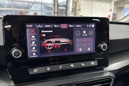 valkoinen SEAT Leon Sportstourer 2023 kuva 22.