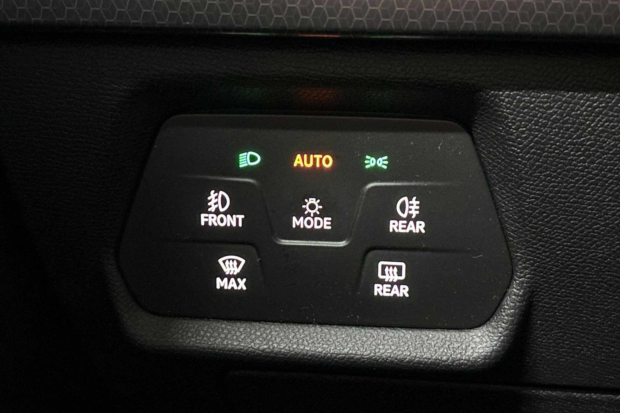 valkoinen SEAT Leon Sportstourer 2023 kuva 26.