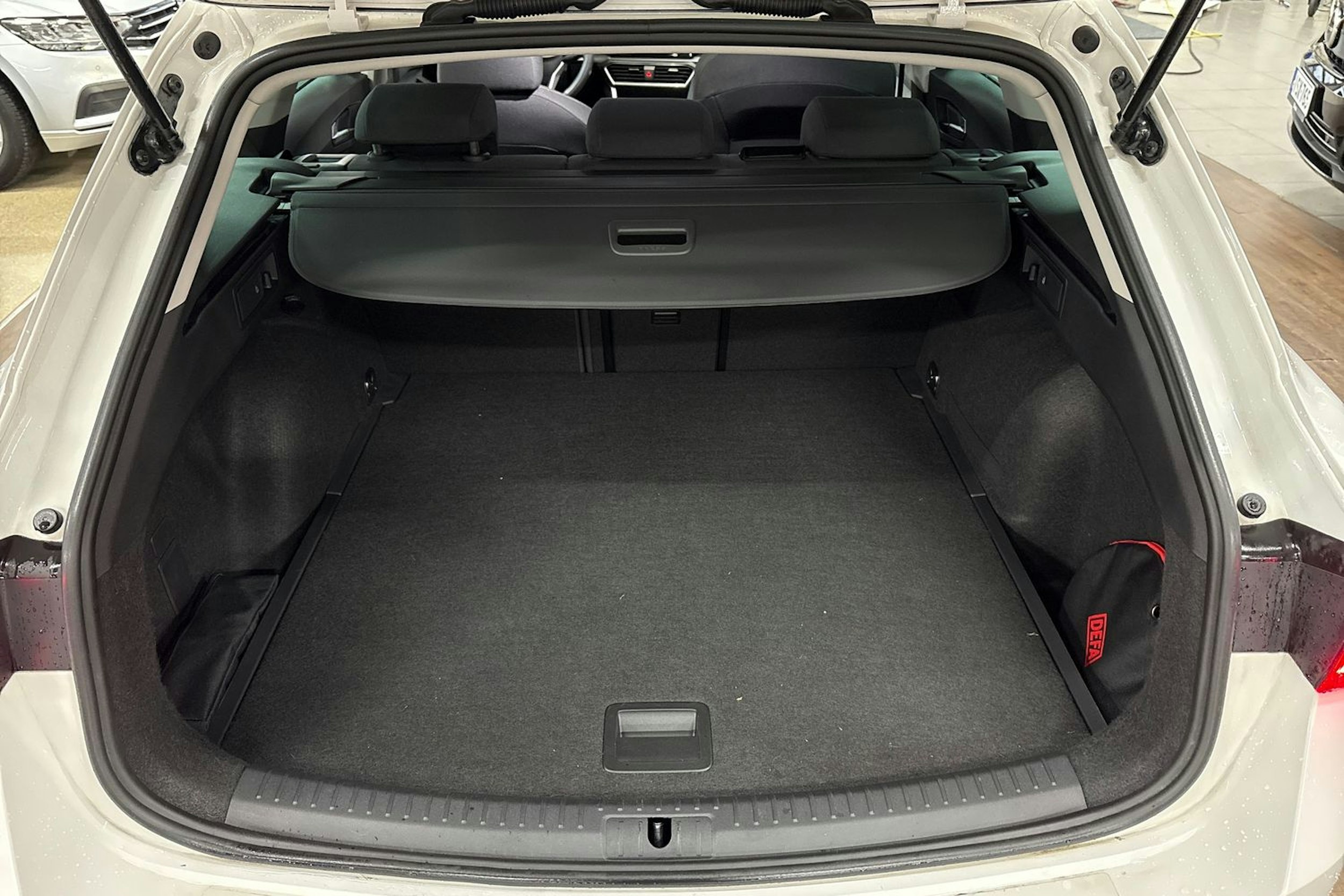 valkoinen SEAT Leon Sportstourer 2023 kuva 28.